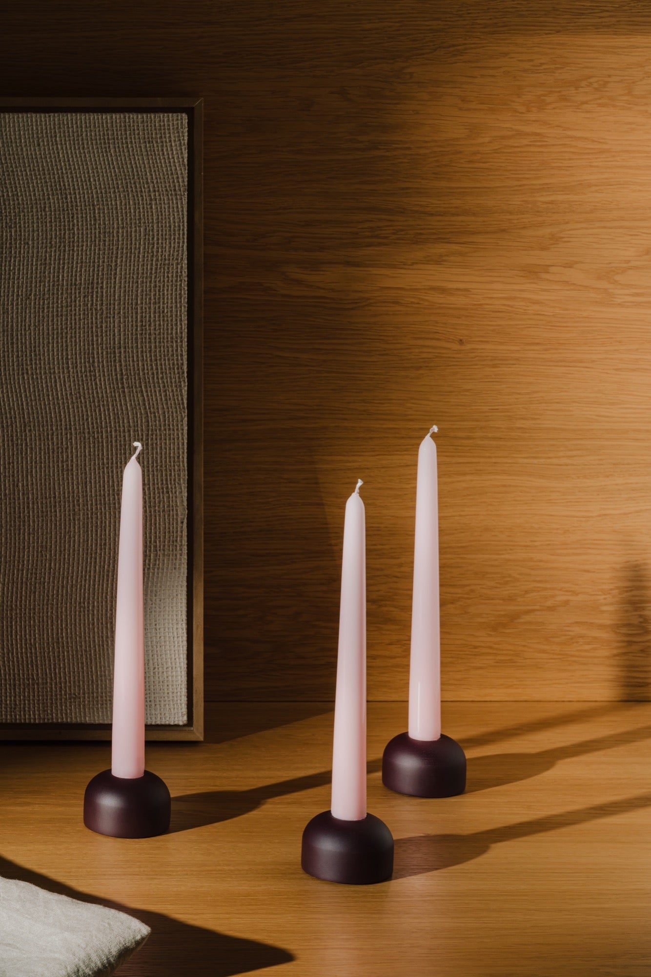 bordowe świece poradnik prezentowy wnętrze salon sypialnia świeczniki jadalnia różowy fioletowy 