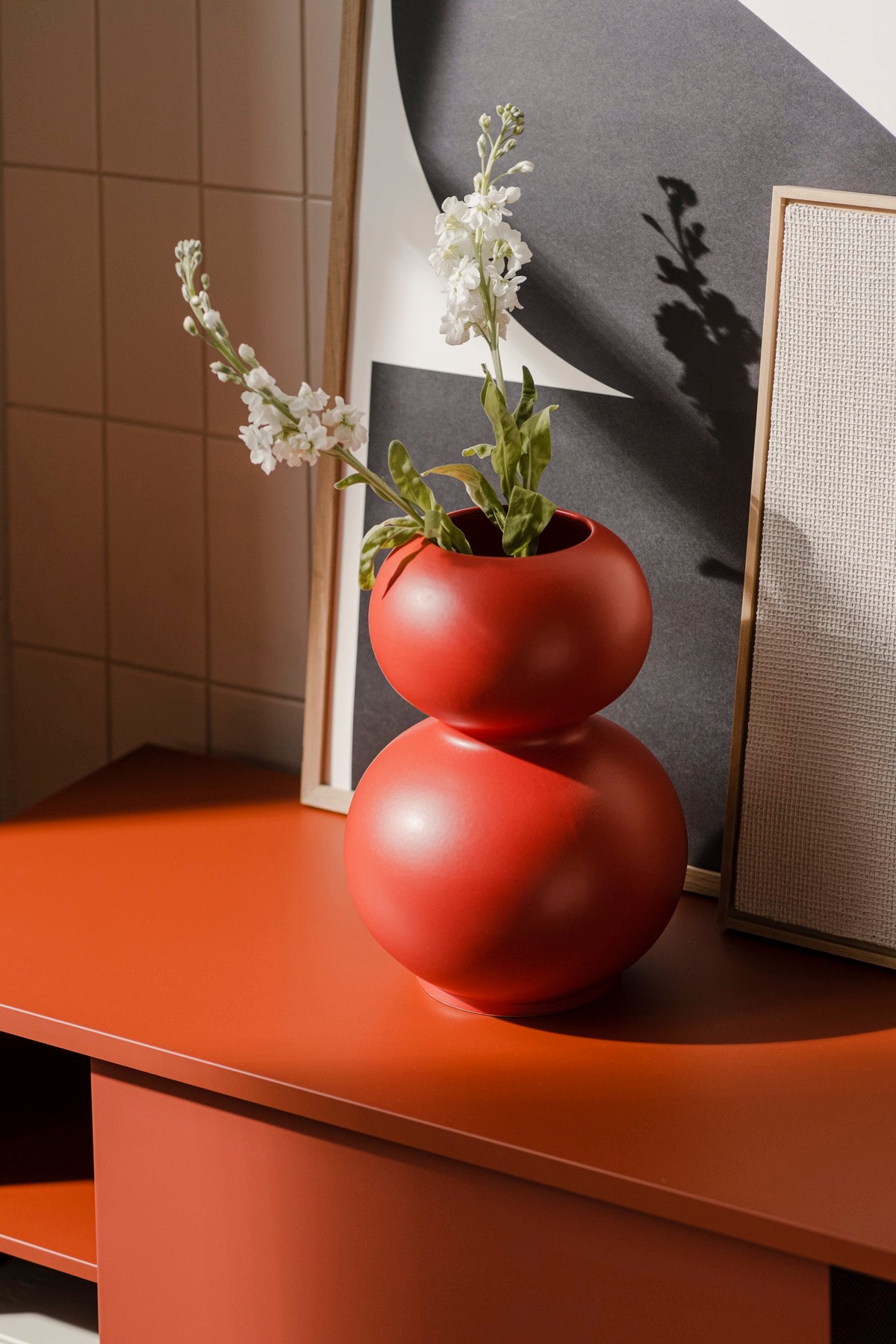 wnętrze salon pomysły na wiosnę Terakota stojak na telewizor sypialnia jadalnia poradnik prezentowy czerwone wazony 