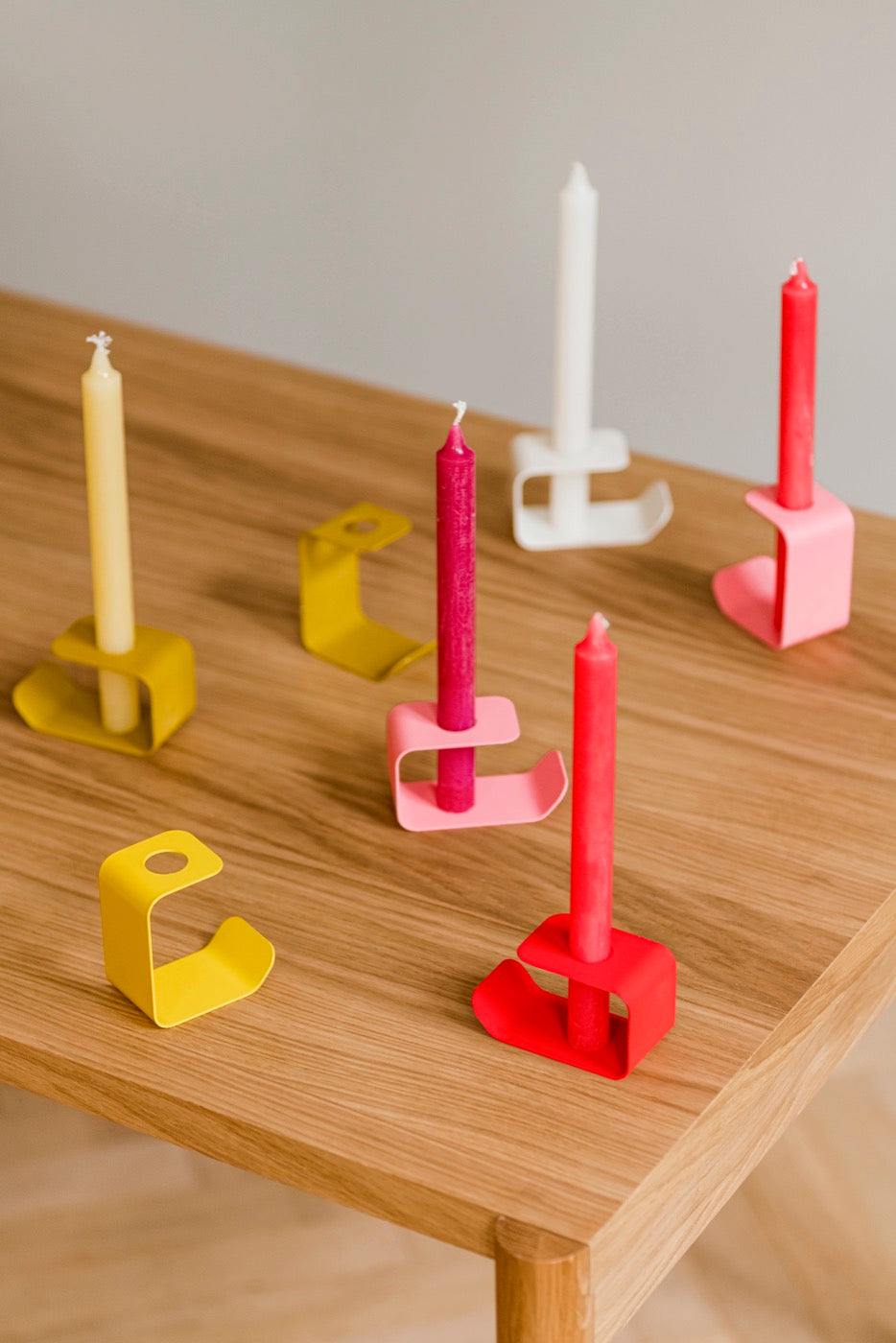 candle-holders dining-room indoor red beige oak pink tables yellow 