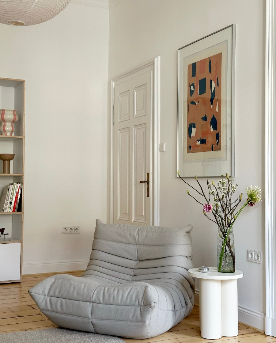 beżowy salon Stołki ciepły minimalizm altbau-living 