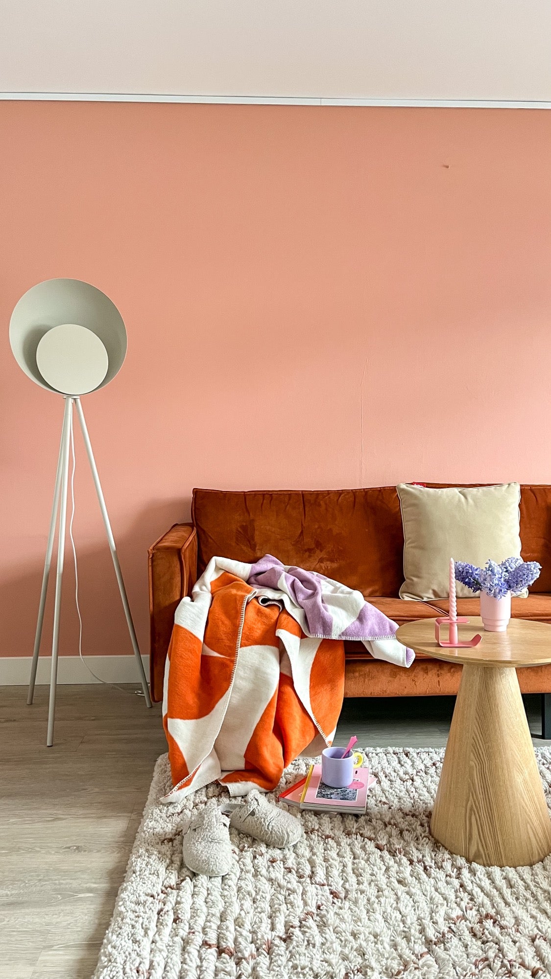 beige indoor living-room throws bedroom candle-holders light-grey orange pink 