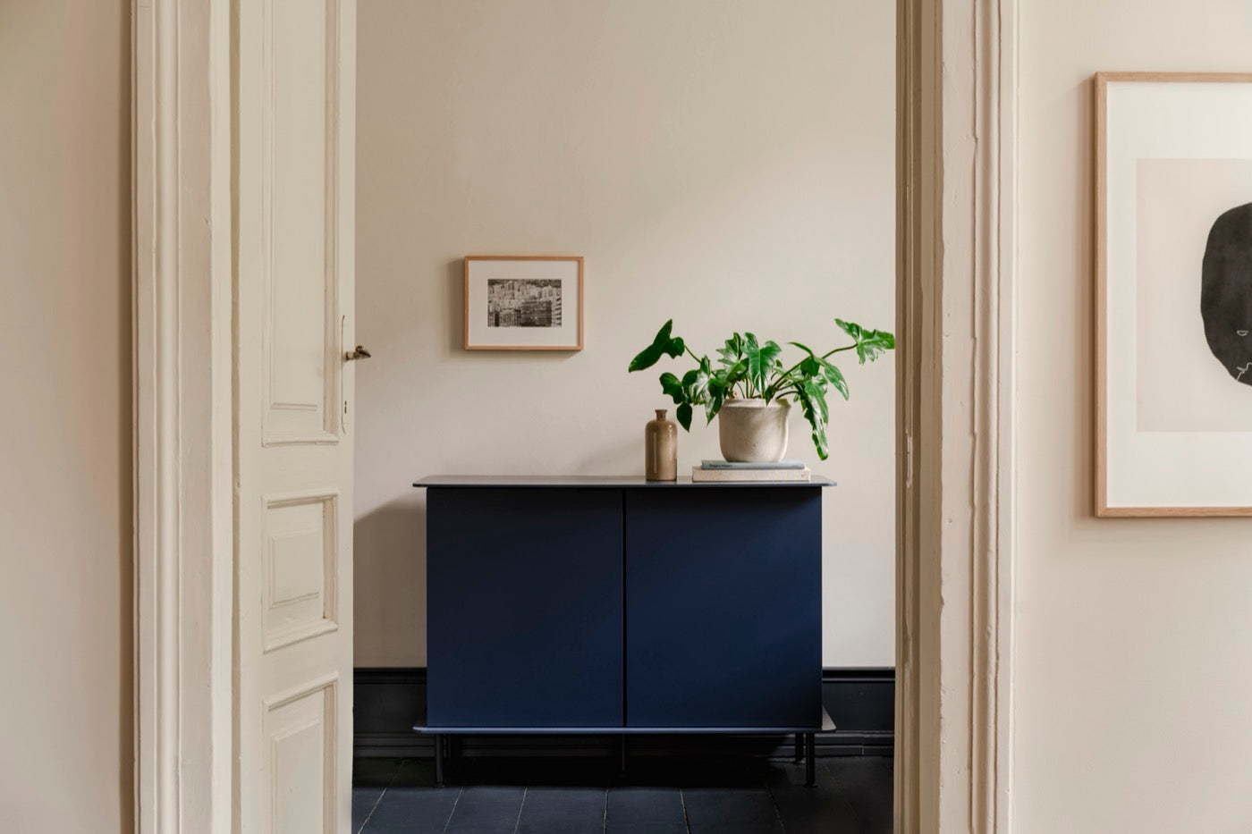 niebieski salon wewnętrzny Komody wiosenne pomysły na domowe biuro 