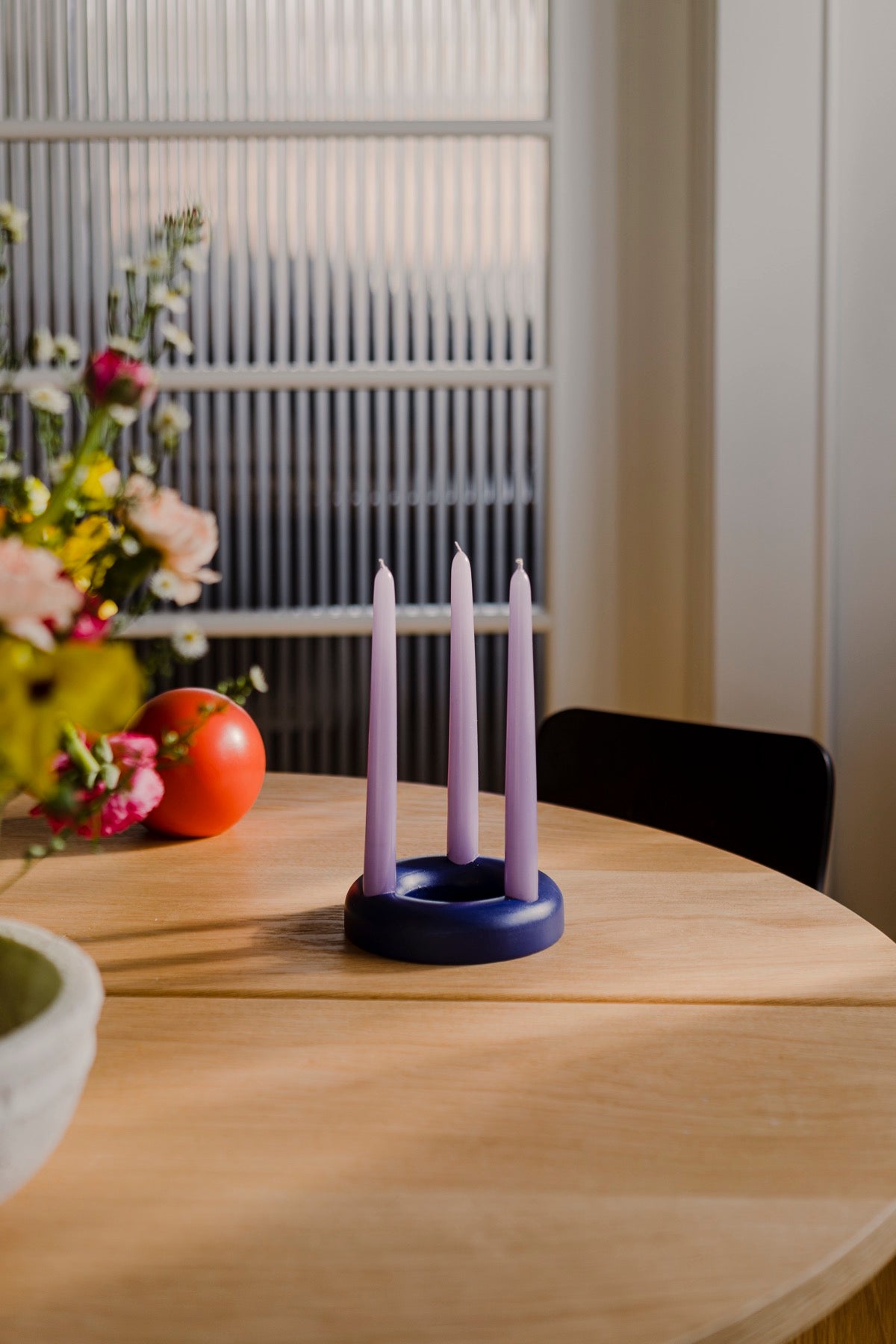 jadalnia przewodnik po prezentach do wnętrz Dąb Stoły  niebieskie świeczniki świece domowe biuro fioletowy 