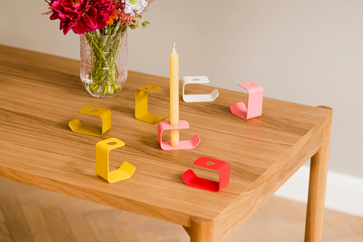 candle-holders dining-room indoor red spring-ideas beige oak pink tables yellow 