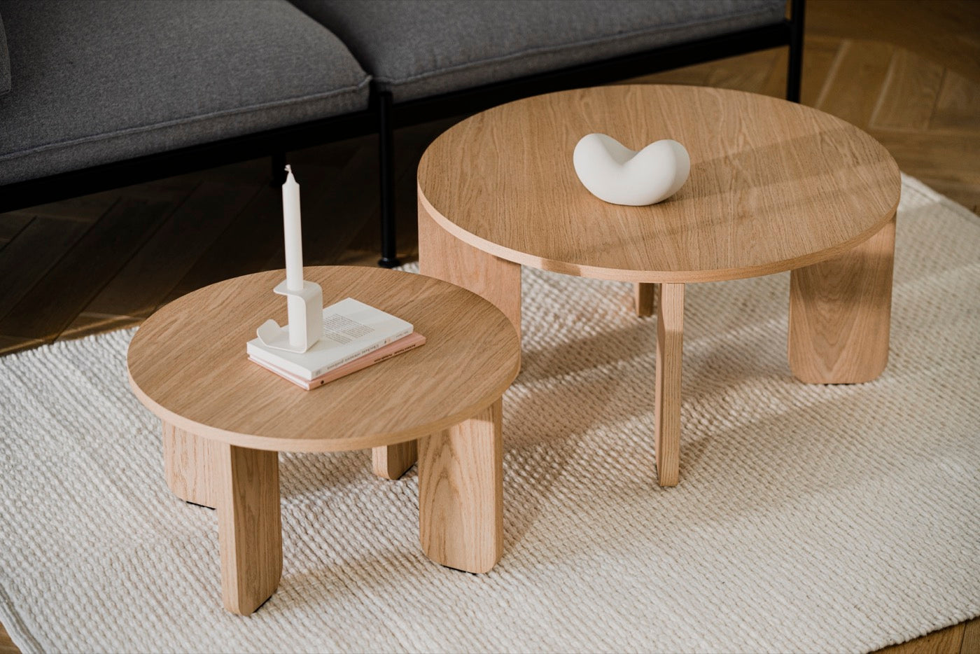coffee-tables indoor living-room oak beige candle-holders sofas 