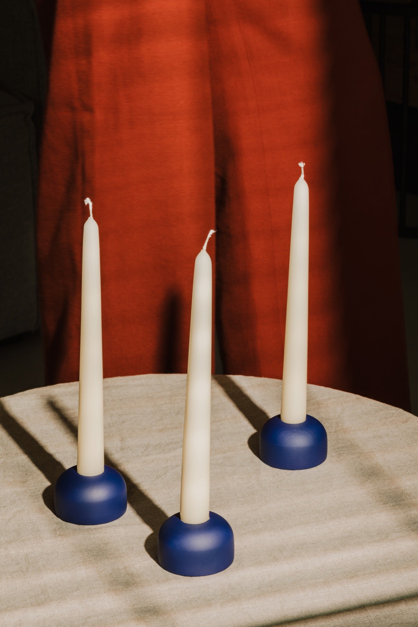 niebieskie świece poradnik prezentowy wnętrze salon sypialnia beżowe świeczniki 