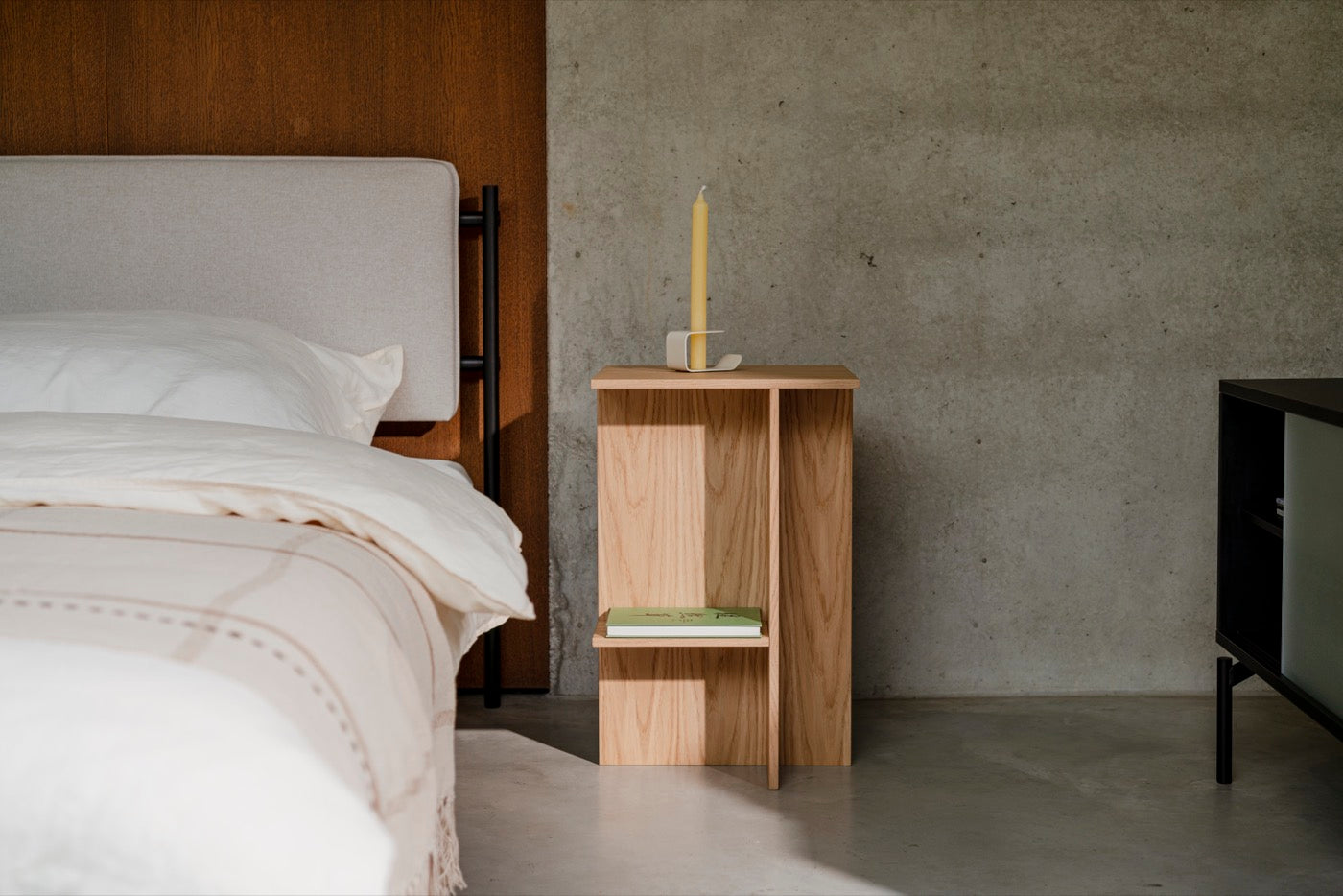 bedroom beds indoor oak summer-interior beige candle-holders nightstands 