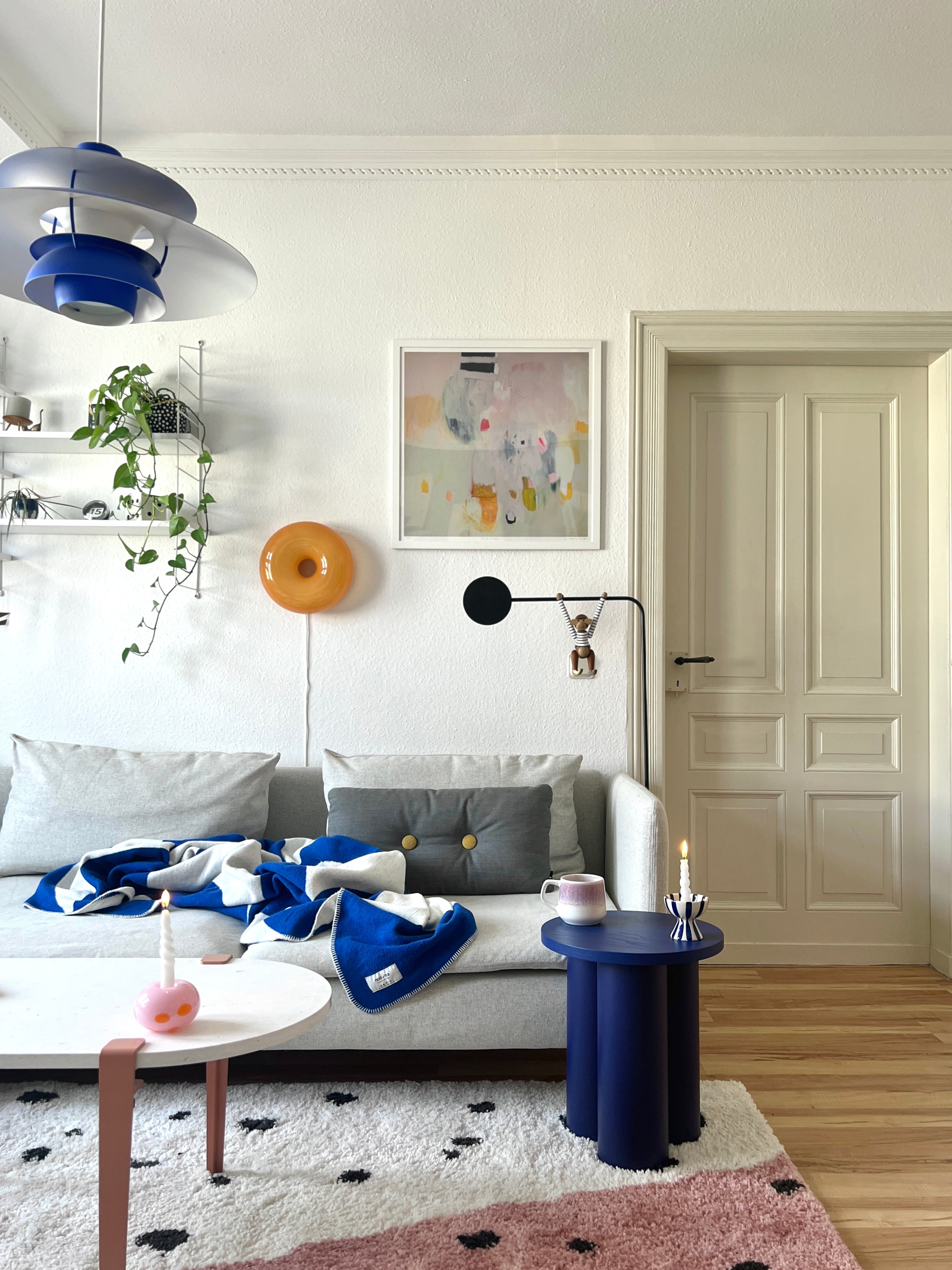 niebieski salon Stołki ciepły minimalizm narzuty 