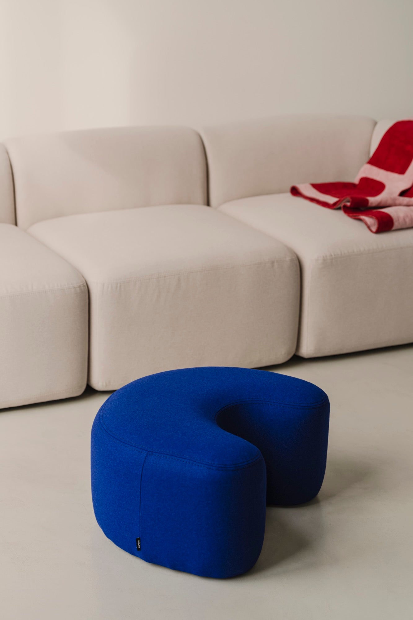 blue indoor living-room poufs red throws 