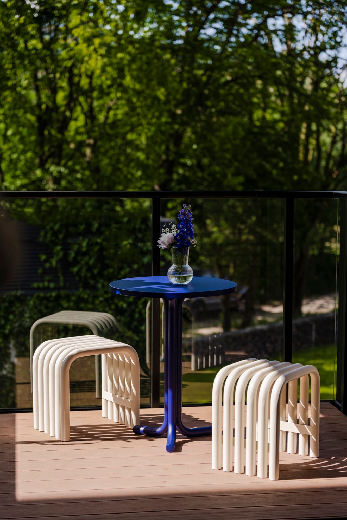 balcony-garden blue indoor spring-ideas tables beige stools summer-interior 