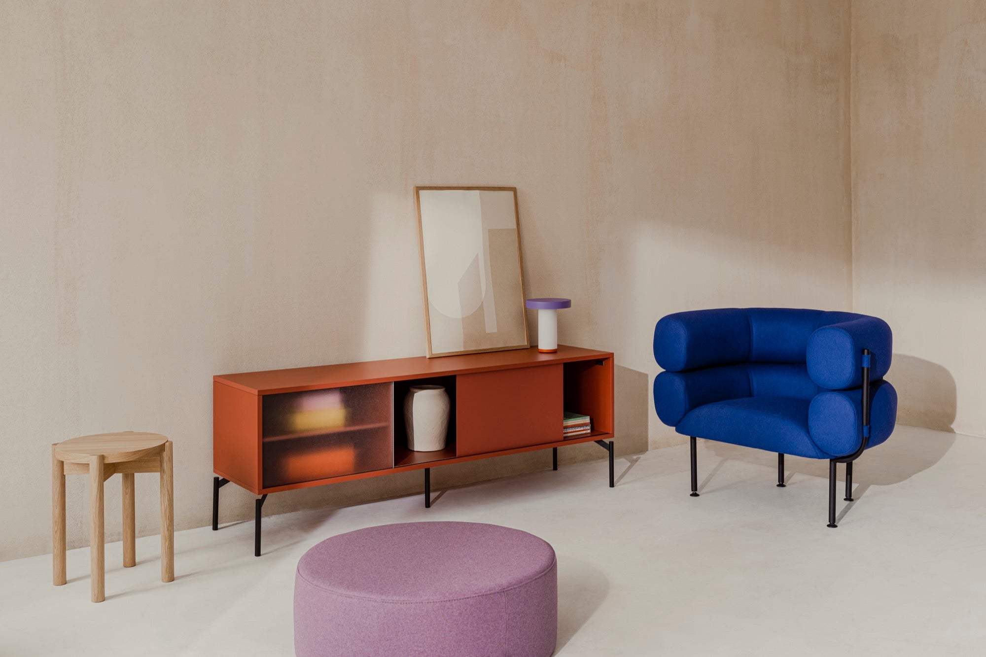innen wohnzimmer sommer-interieur Terrakotta tv-ständer Sessel blau lampen Eiche orange rosa poufs rot Sitze sideboards  Hocker  violett 