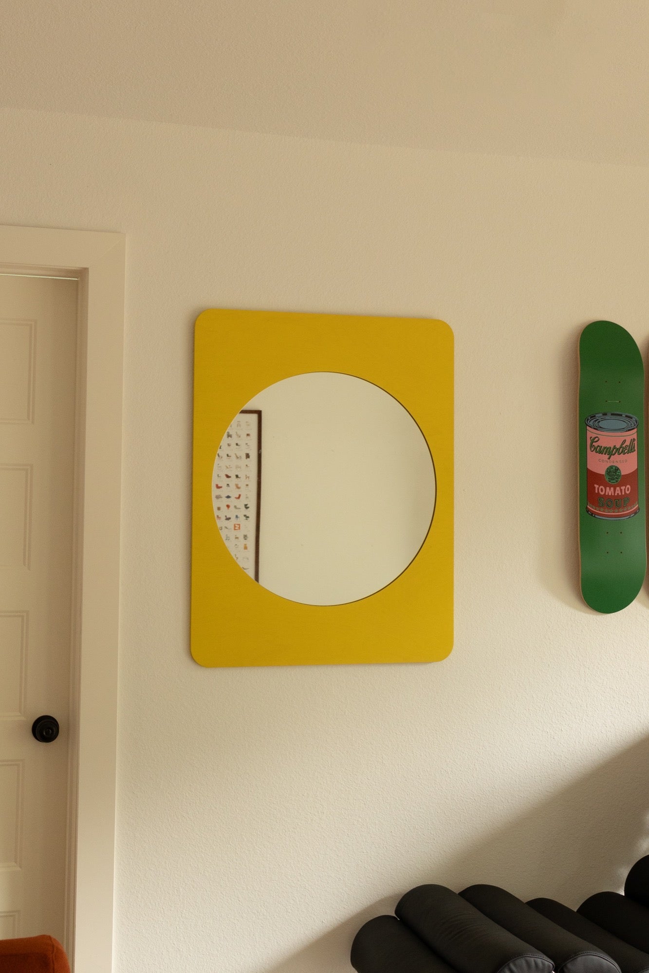 wohnzimmer Spiegel gelb 