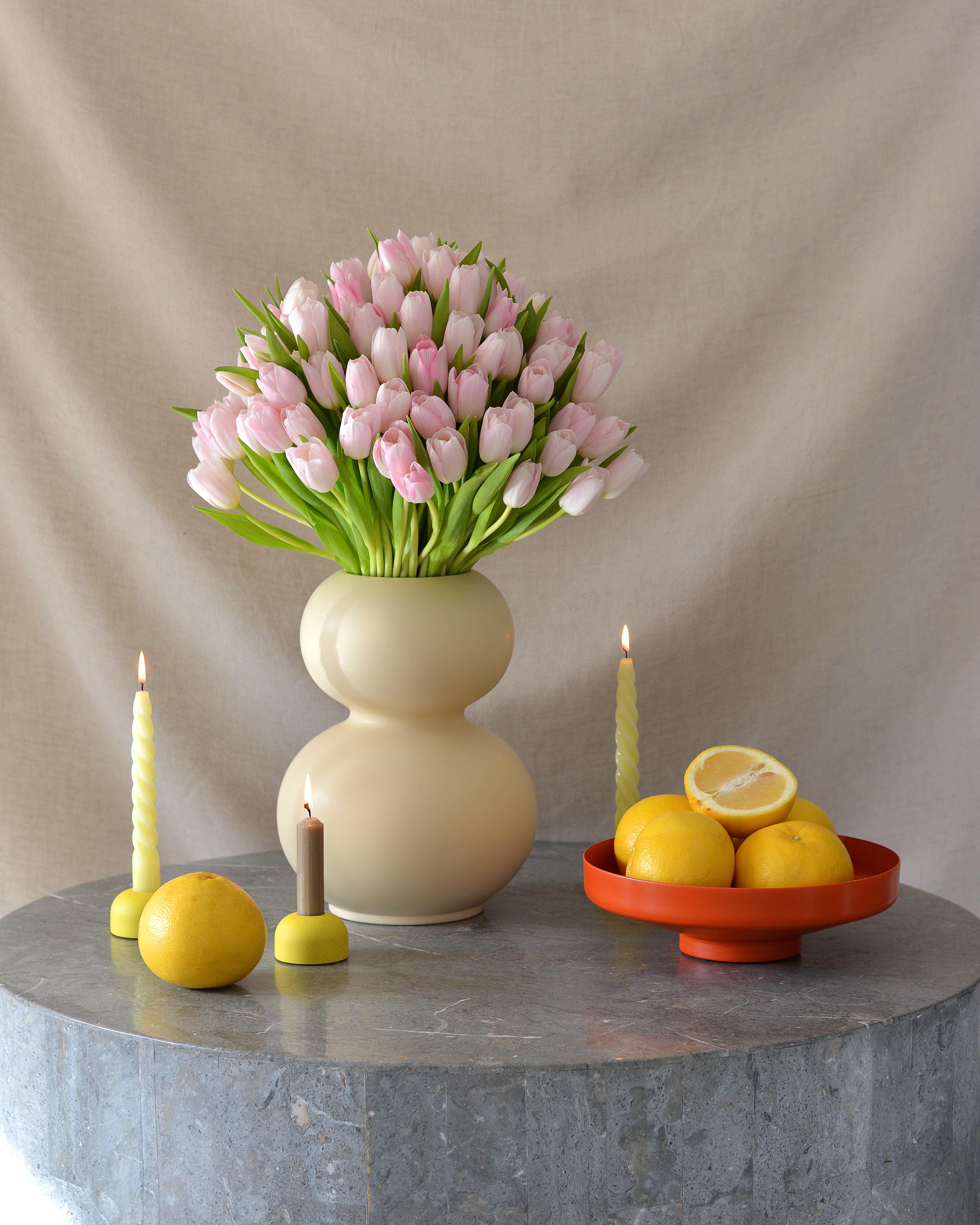 beige salle à manger maison fleurie vases bols bougeoirs orange jaune 