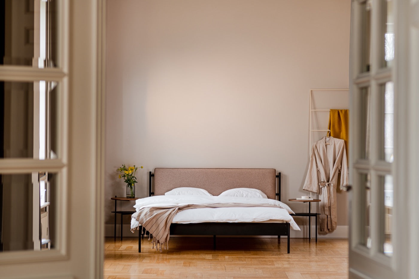 Schlafzimmer Betten schwarz indoor beige Handtuchhalter 