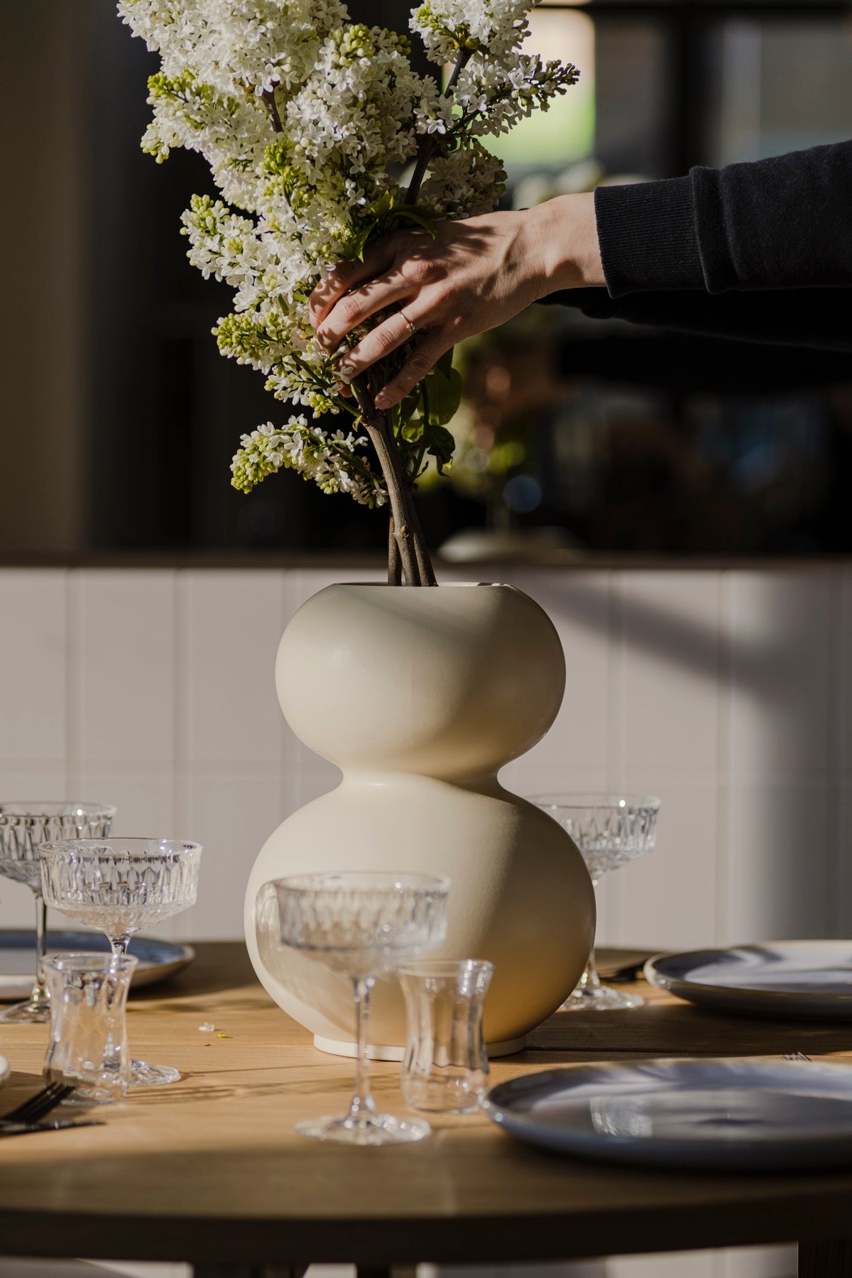 Esszimmer Indoor Eiche Frühlingsideen Tische beige Sommerinterieur Tafelservice Vasen 
