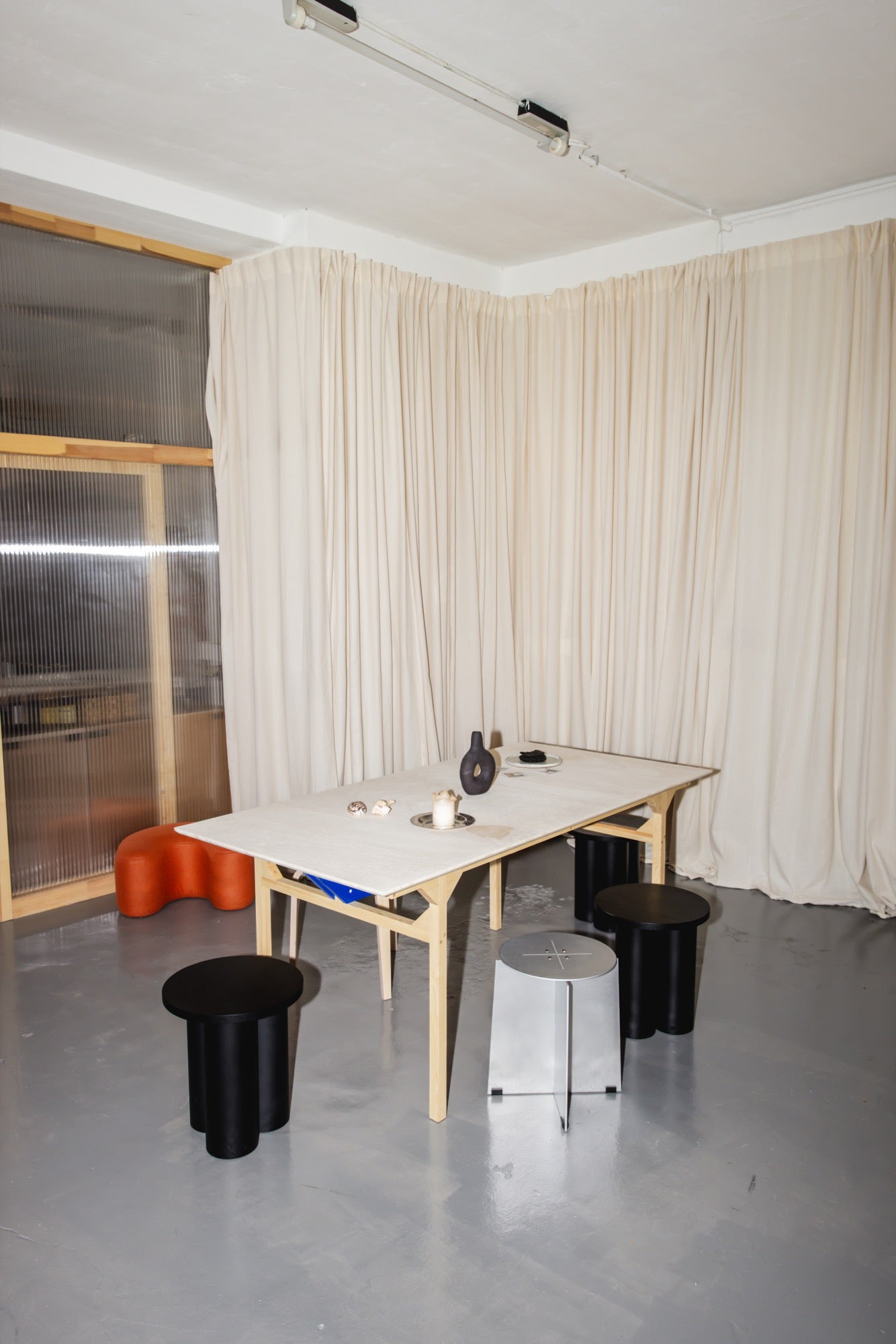 black dining-room indoor stools warm-minimalism orange poufs 