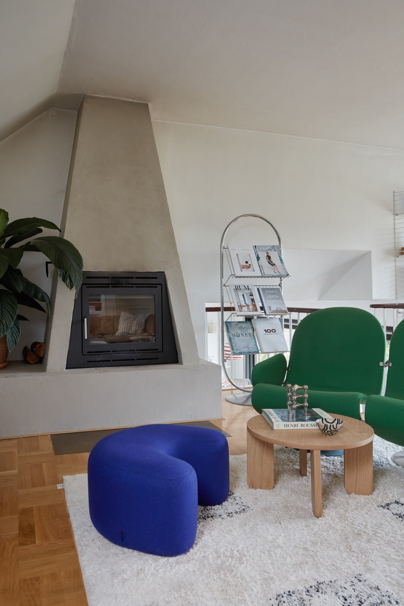 Blaues Wohnzimmer poufs Couchtische Sitze Beistelltische 