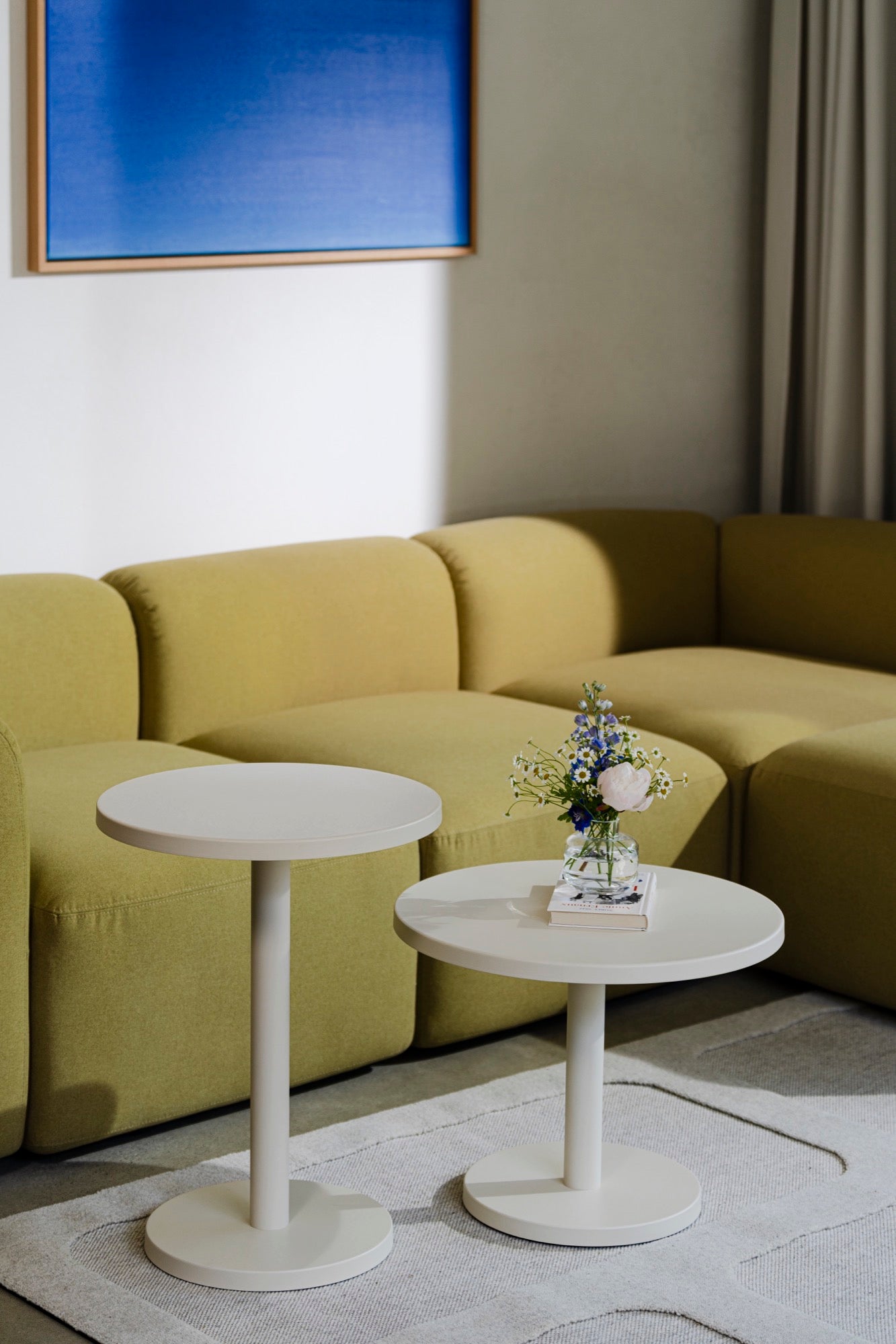 wohnzimmer sofas gelb beige couchtische Teppiche beistelltische 