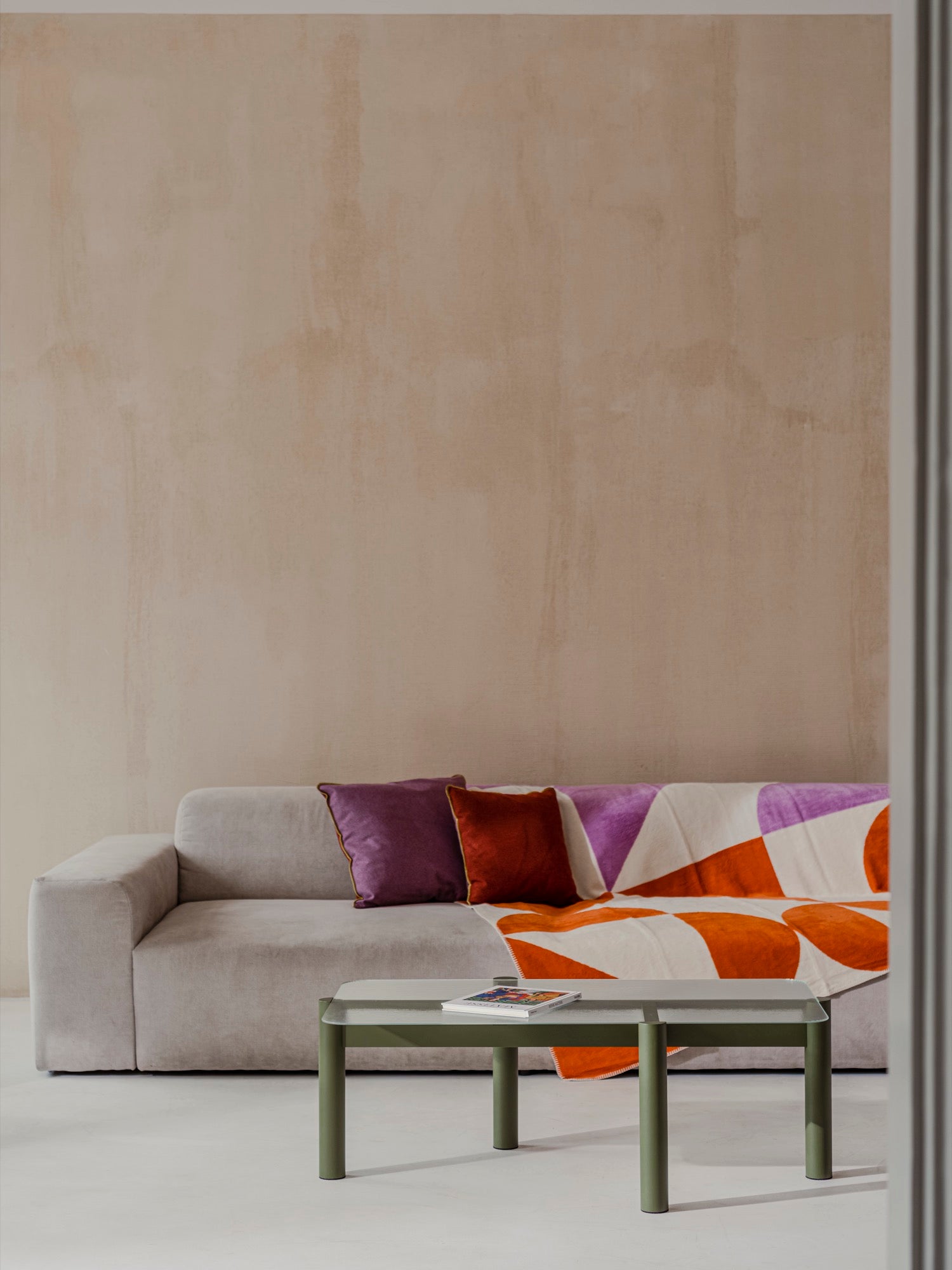 Coussins guide-cadeau vert salon intérieur beige cafétables orange rose rouge Plaids violet 