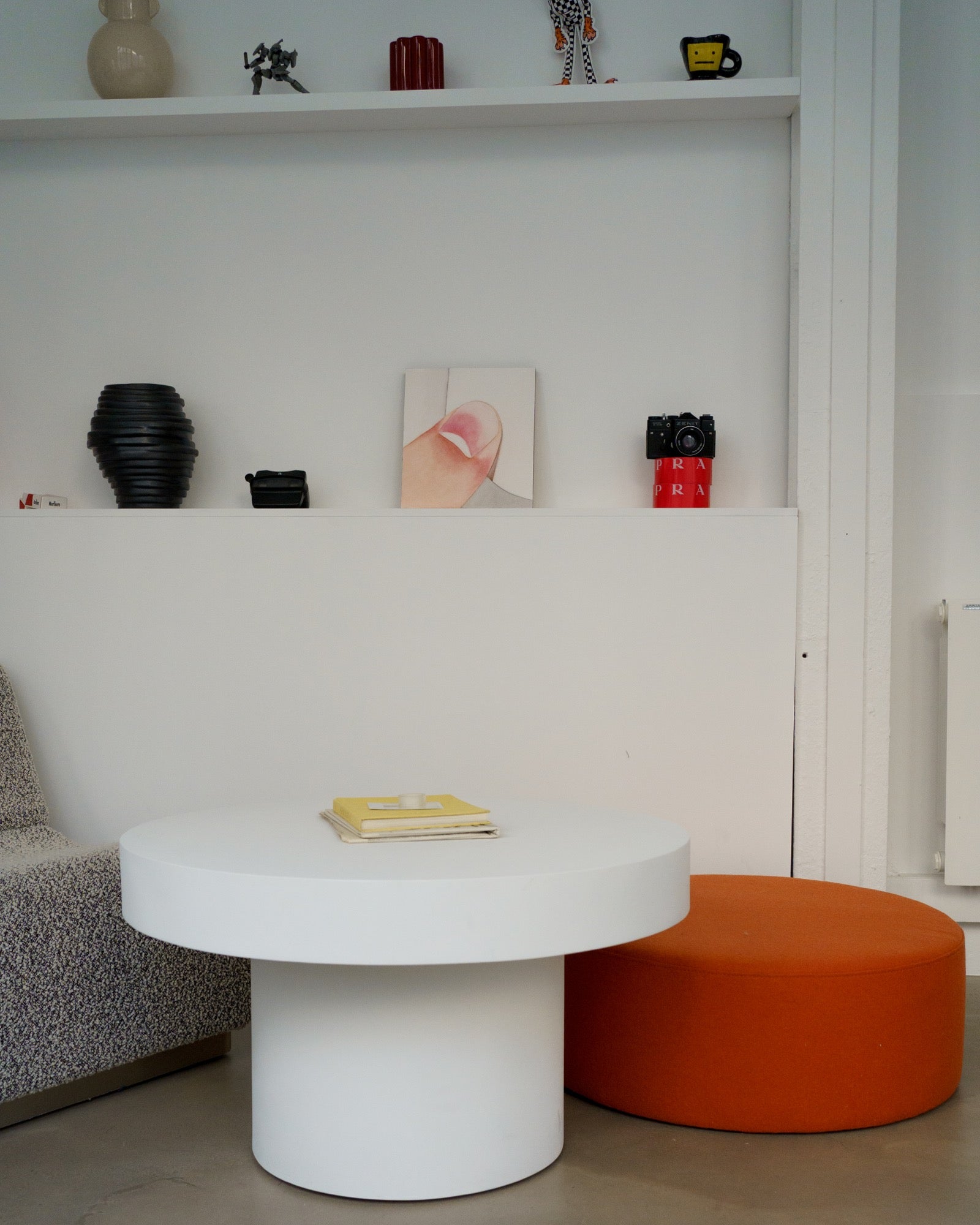 innen wohnzimmer Sitze Terrakotta  home-office orange poufs 