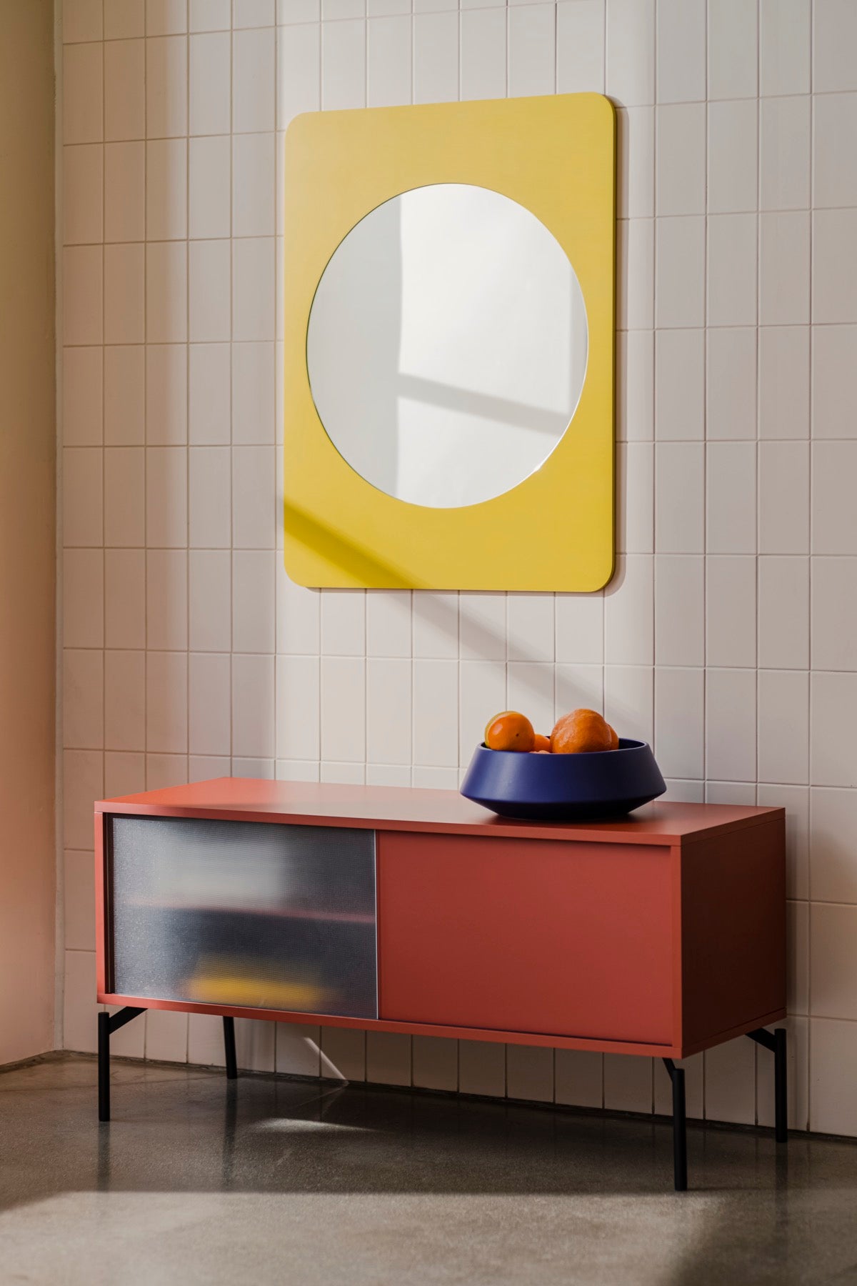 salon d'intérieur meuble tv d'été jaune bleu bols bordeaux Miroirs rouge terracotta 