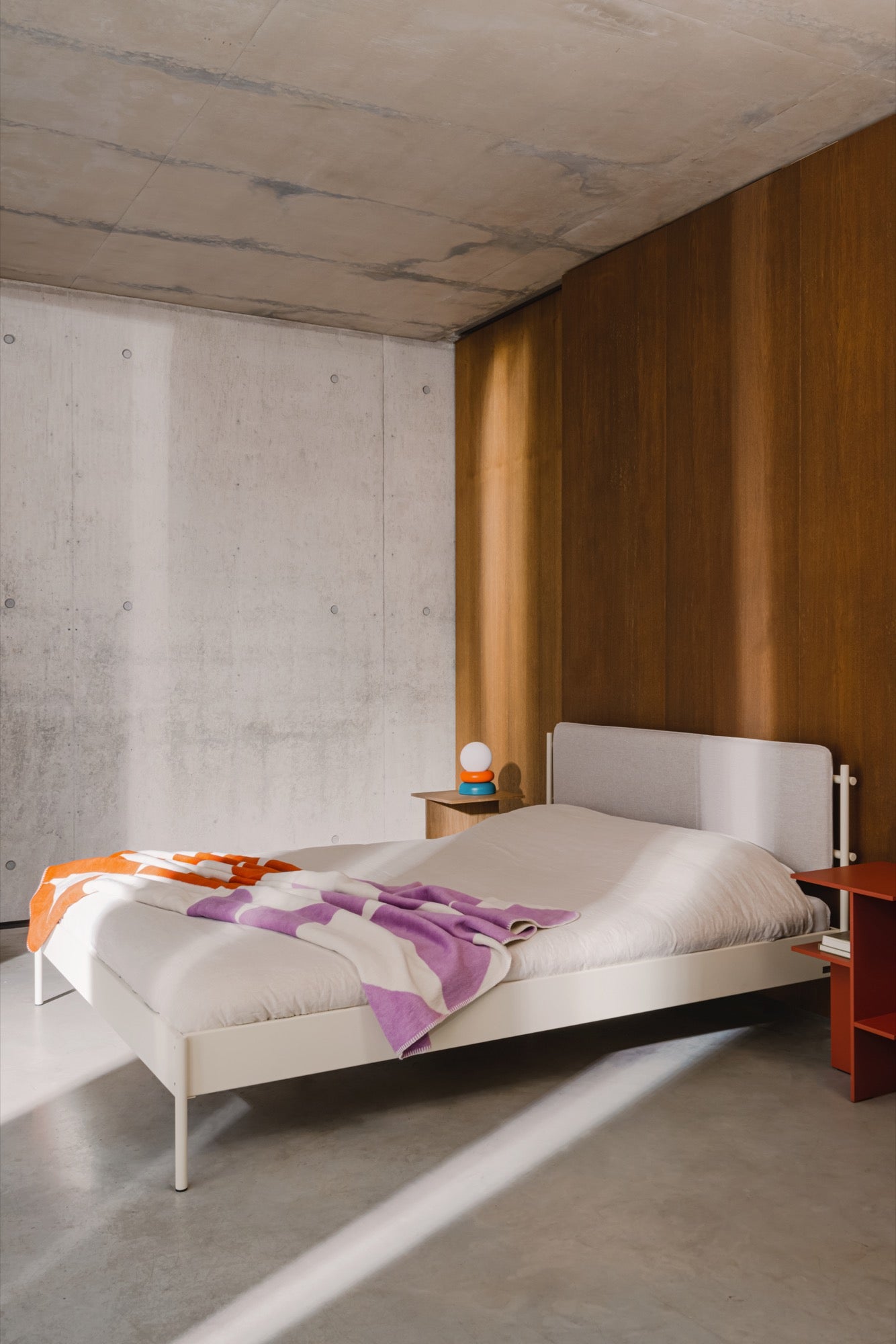 schlafzimmer Betten beige innenleuchten neuankömmlinge Nachttische orange Terrakotta Überwürfe  violett 