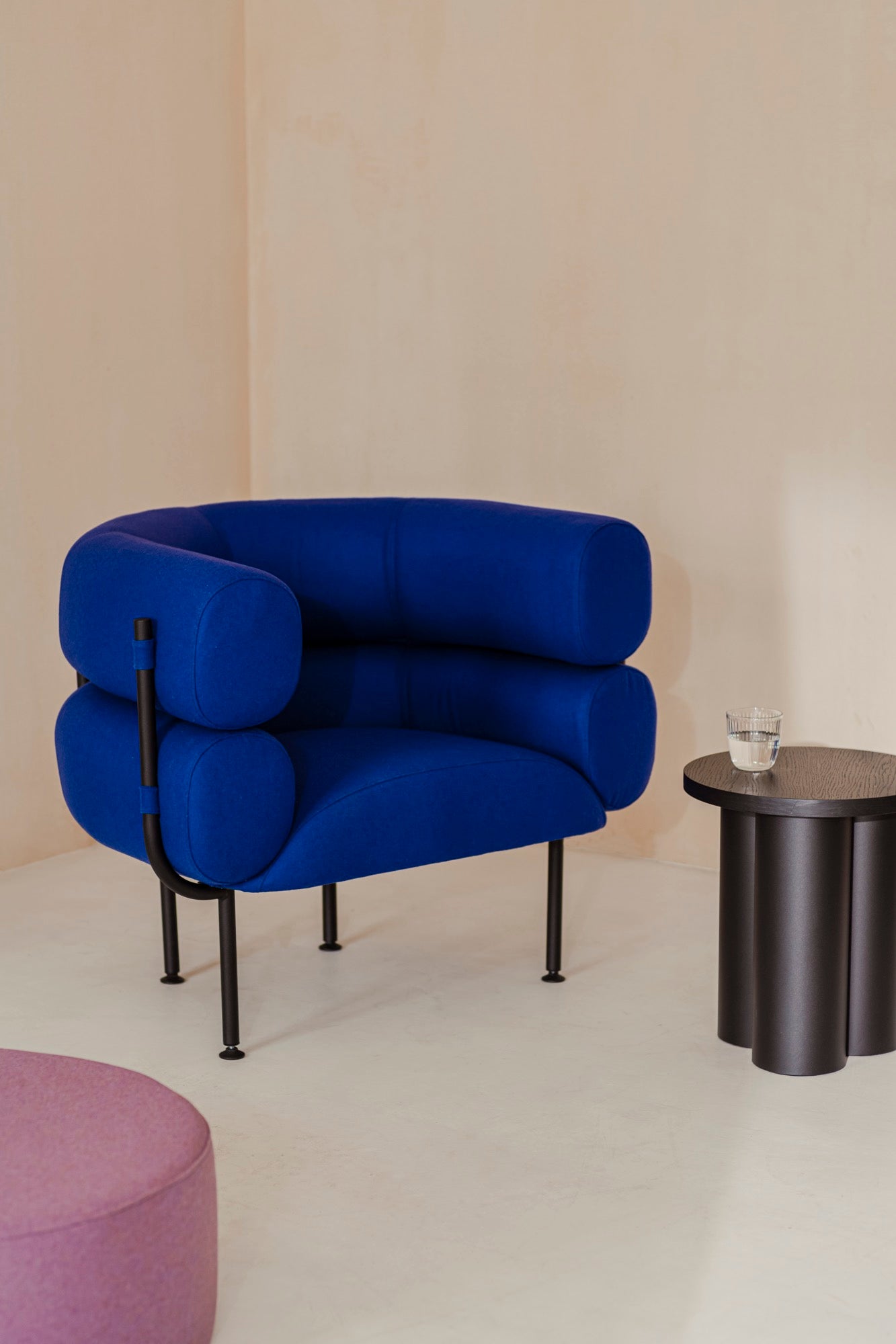 Sessel blau home-office indoor frühlings-ideen schwarz wohnzimmer poufs Hocker  violett 