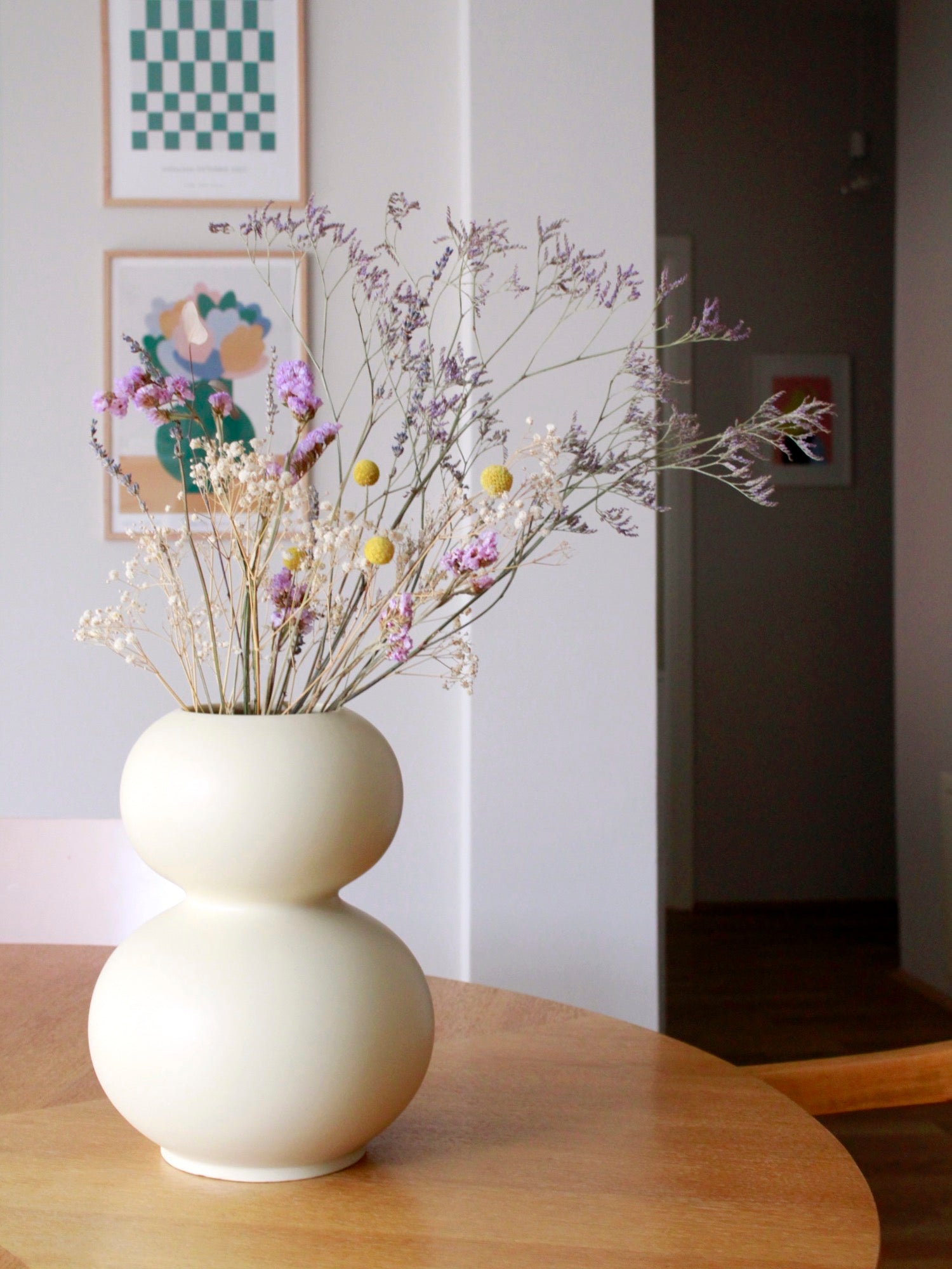 beige guide-cadeaux salon intérieur vases salle à manger gris clair 