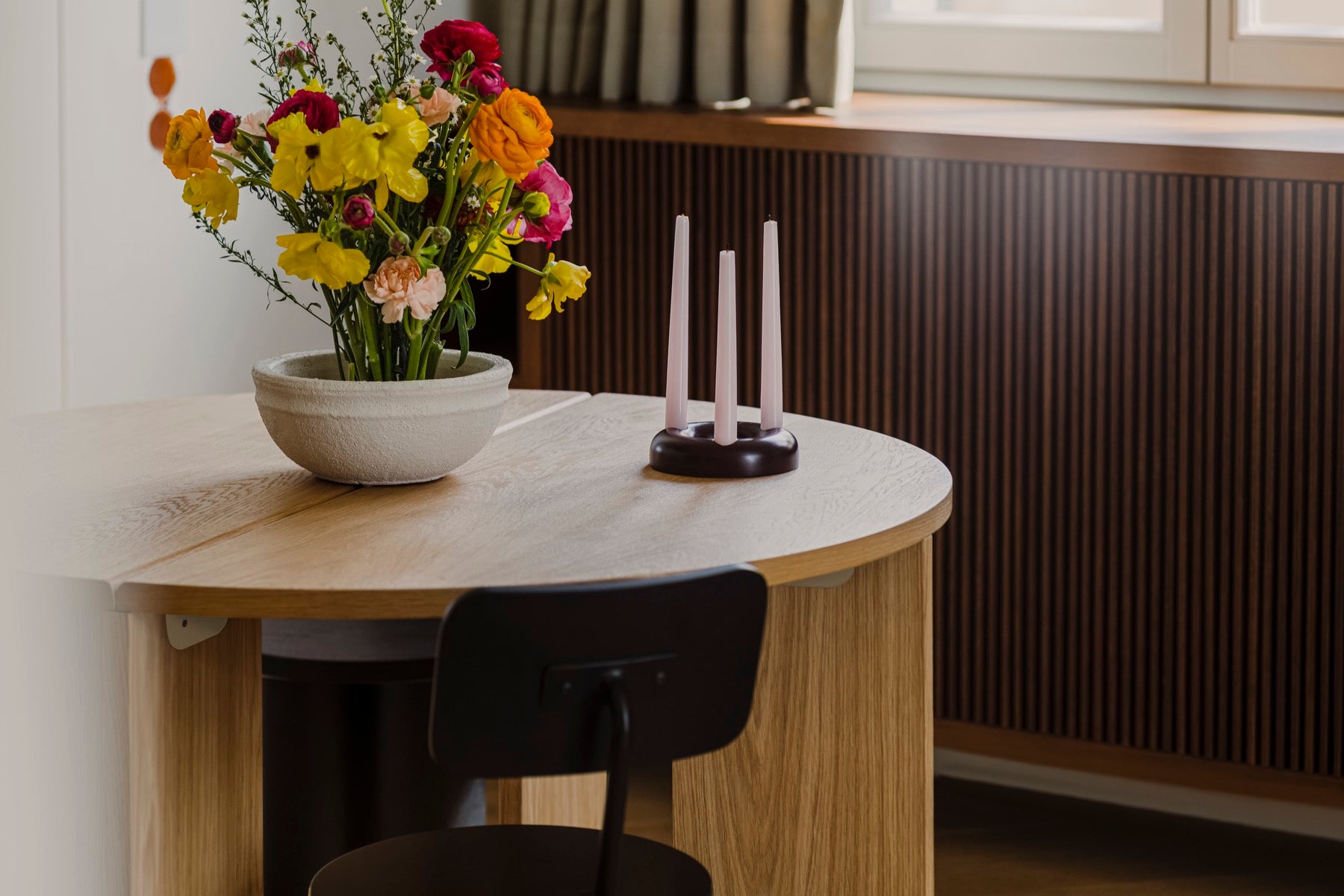 salle à manger intérieur chêne idées de printemps tables bordeaux bougeoirs bougies home-office violet 