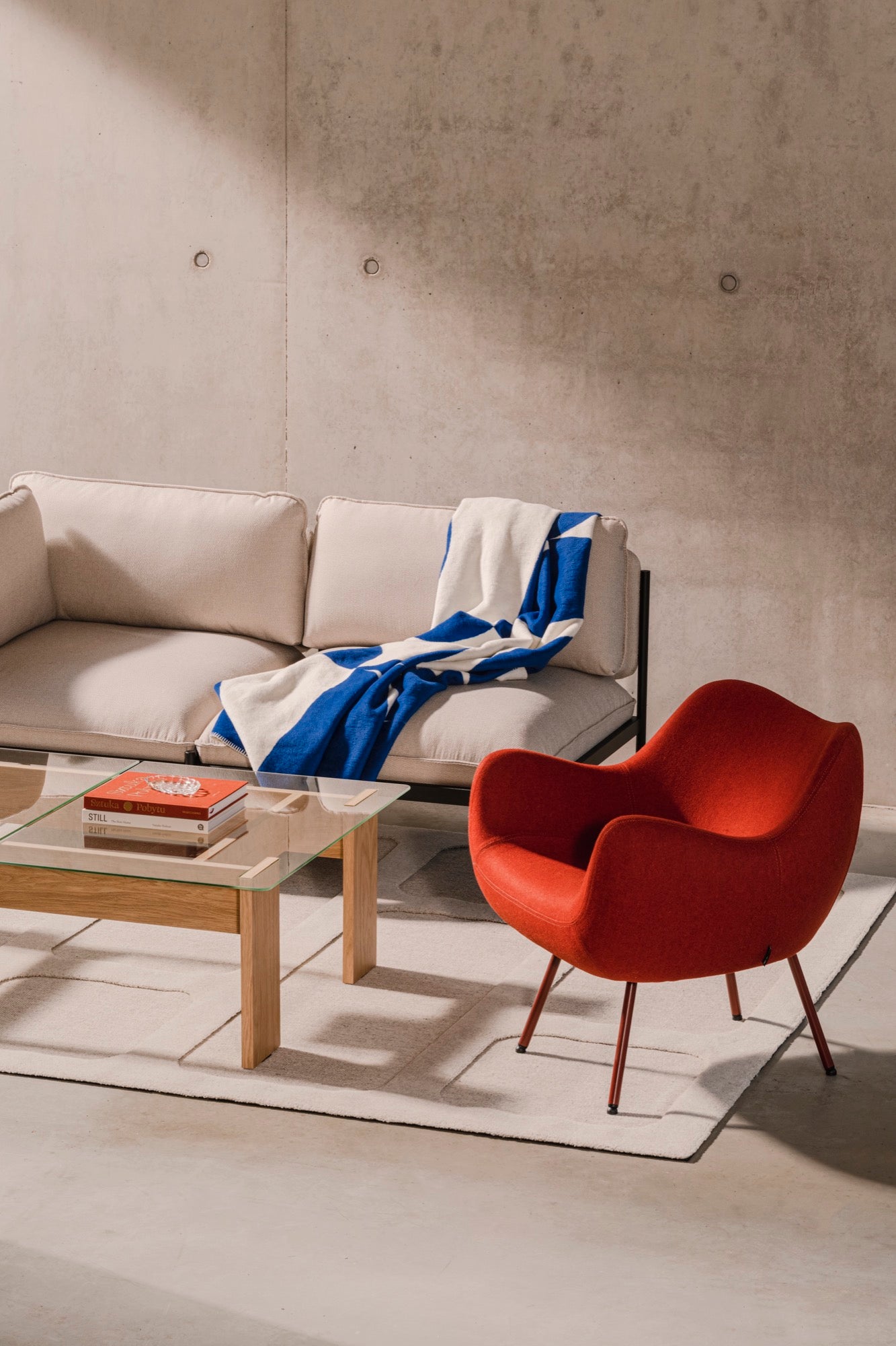innen wohnzimmer rot sofas Sessel  beige blau couchtische Eiche Teppiche Überwürfe 