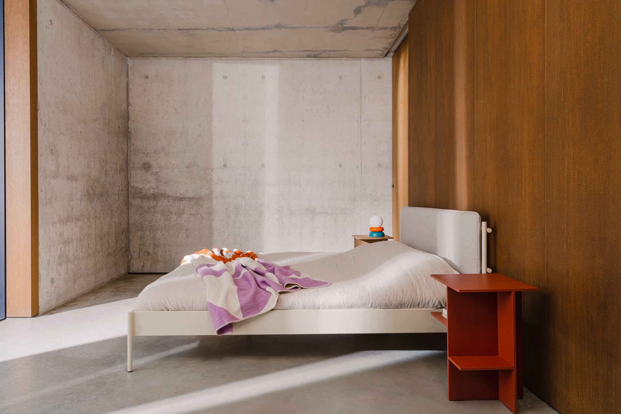 schlafzimmer Betten beige indoor neuankömmlinge Nachttische orange Terrakotta Überwürfe  violett 