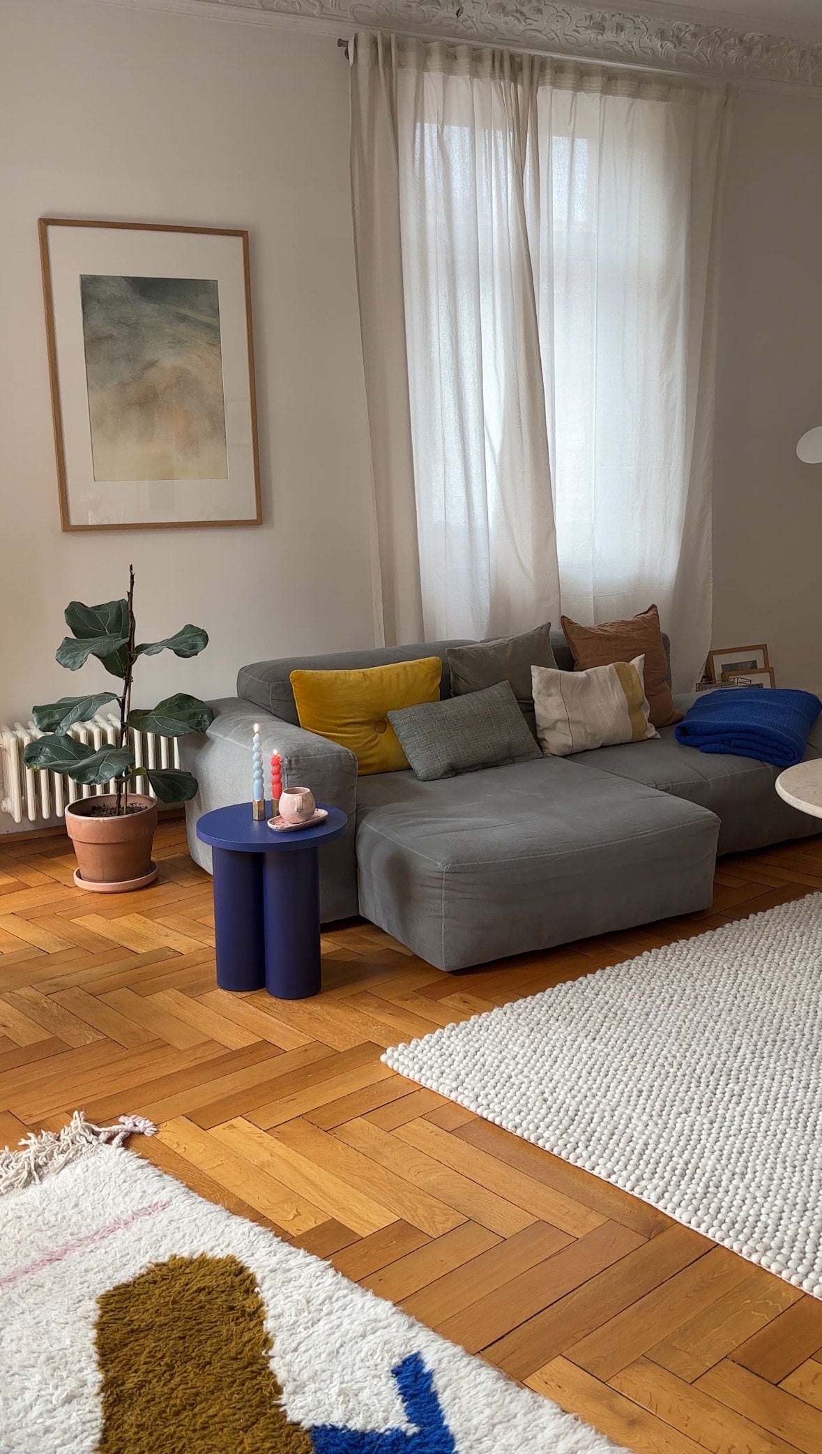 altbau-wohnen blau innen wohnzimmer Hocker warm-minimalismus 