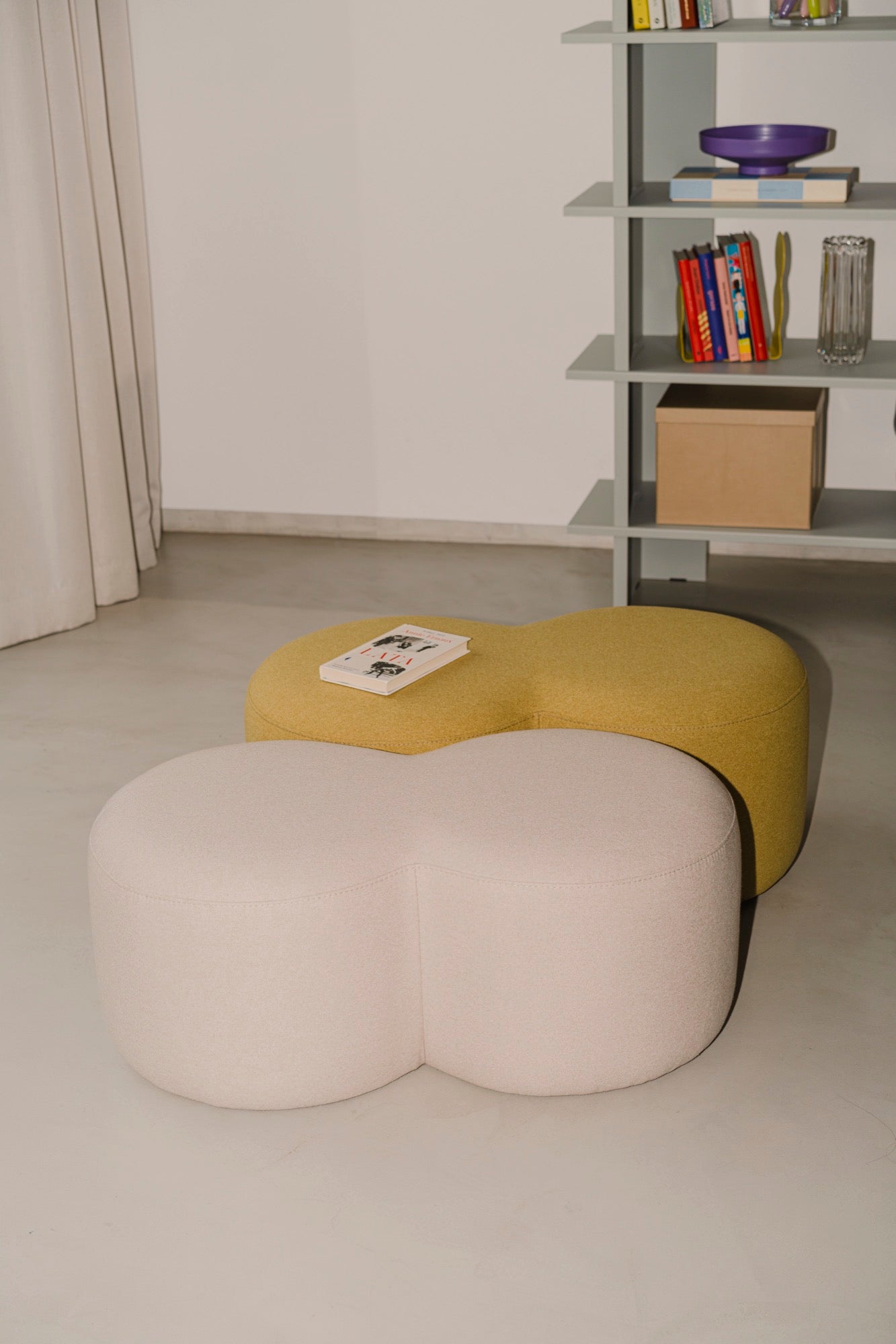 beige intérieur living-room nouveautés étagères Chambre à coucher bols home-office gris clair poufs violet jaune 