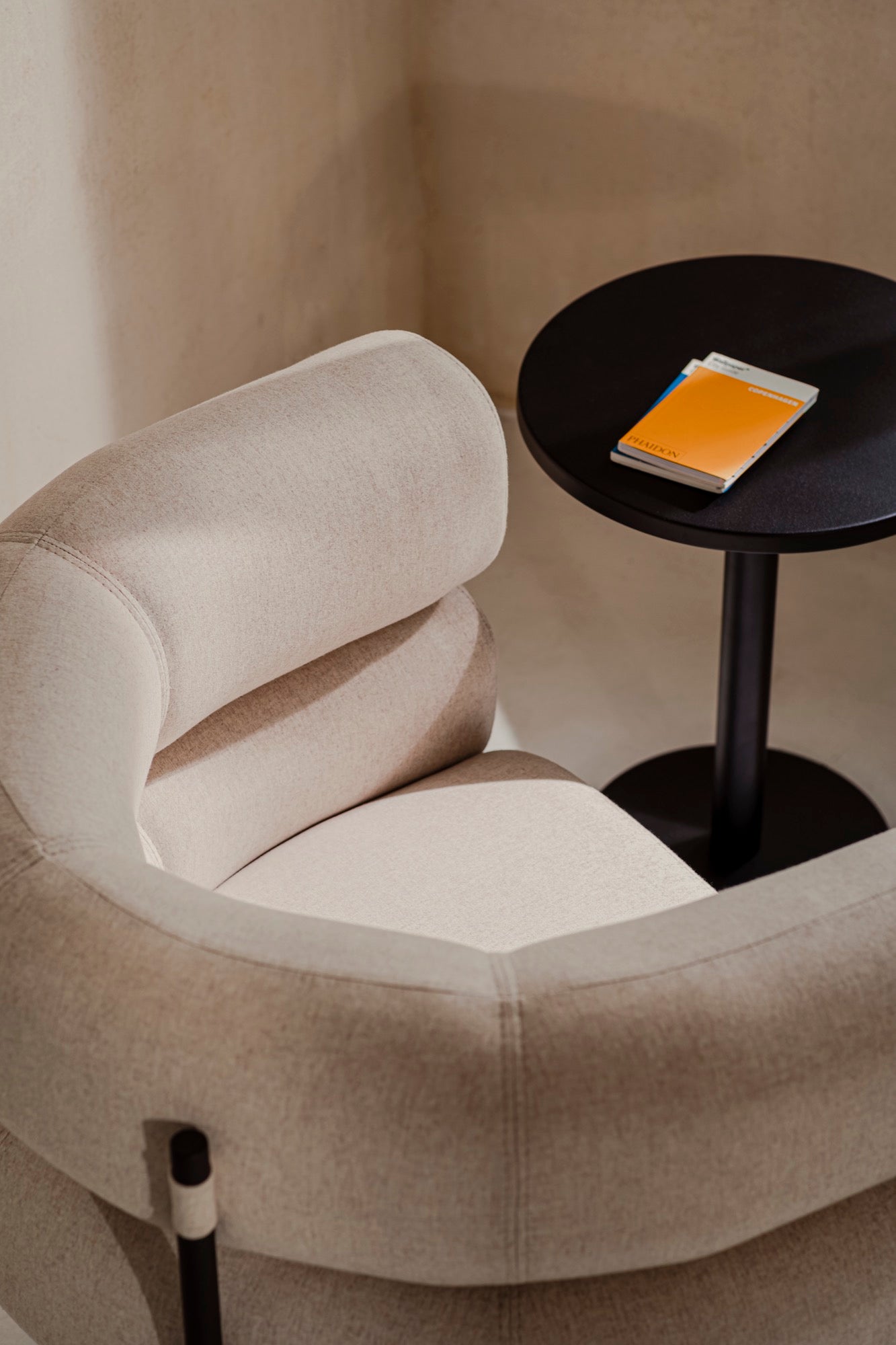 beige intérieur living-room nouveautés Sièges Fauteuils  Chambre à coucher  noir home-office gris clair côté-tables 