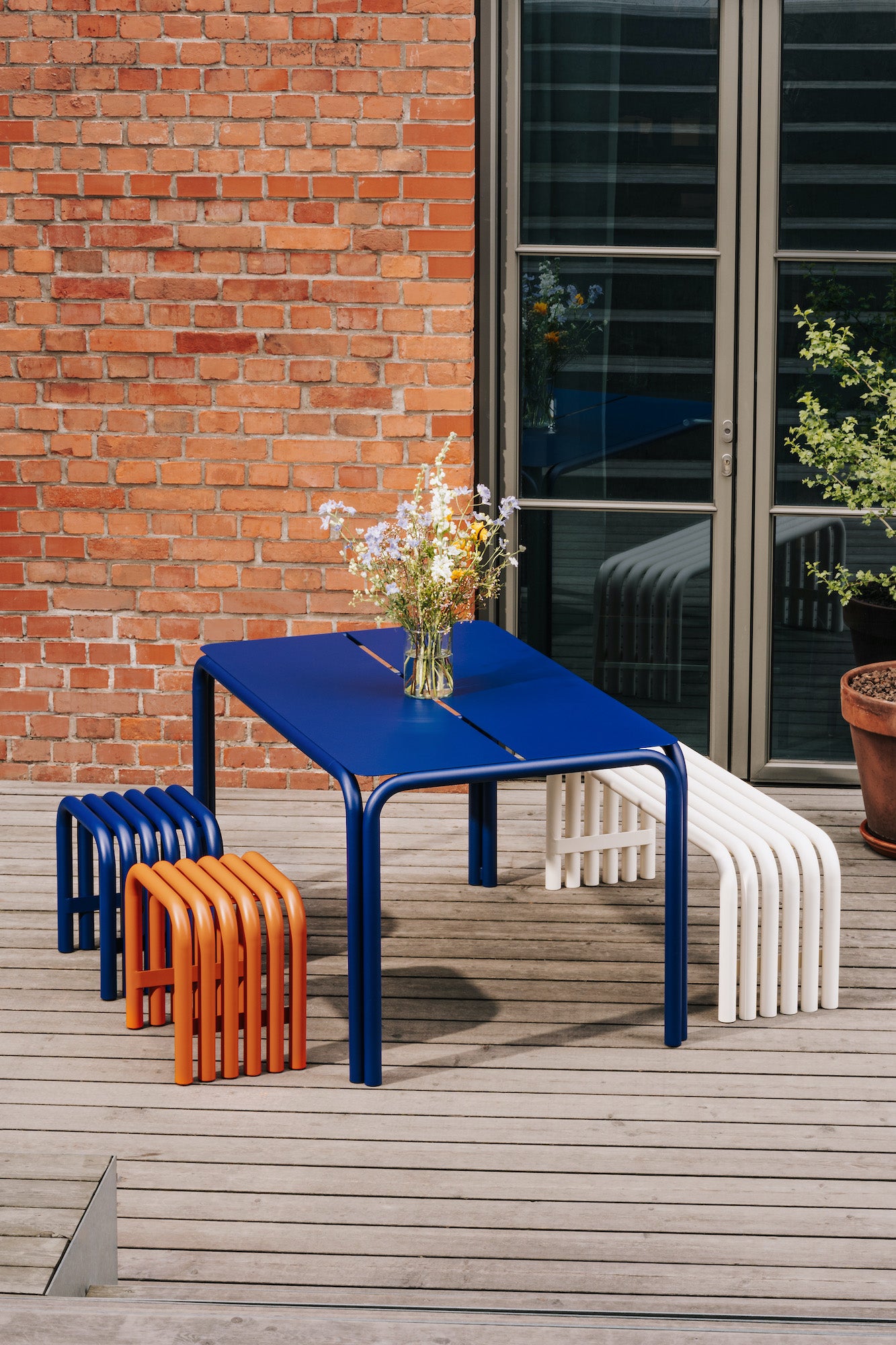 balcony-garden blue outdoor summer-interior tables beige benches orange spring-ideas stools 