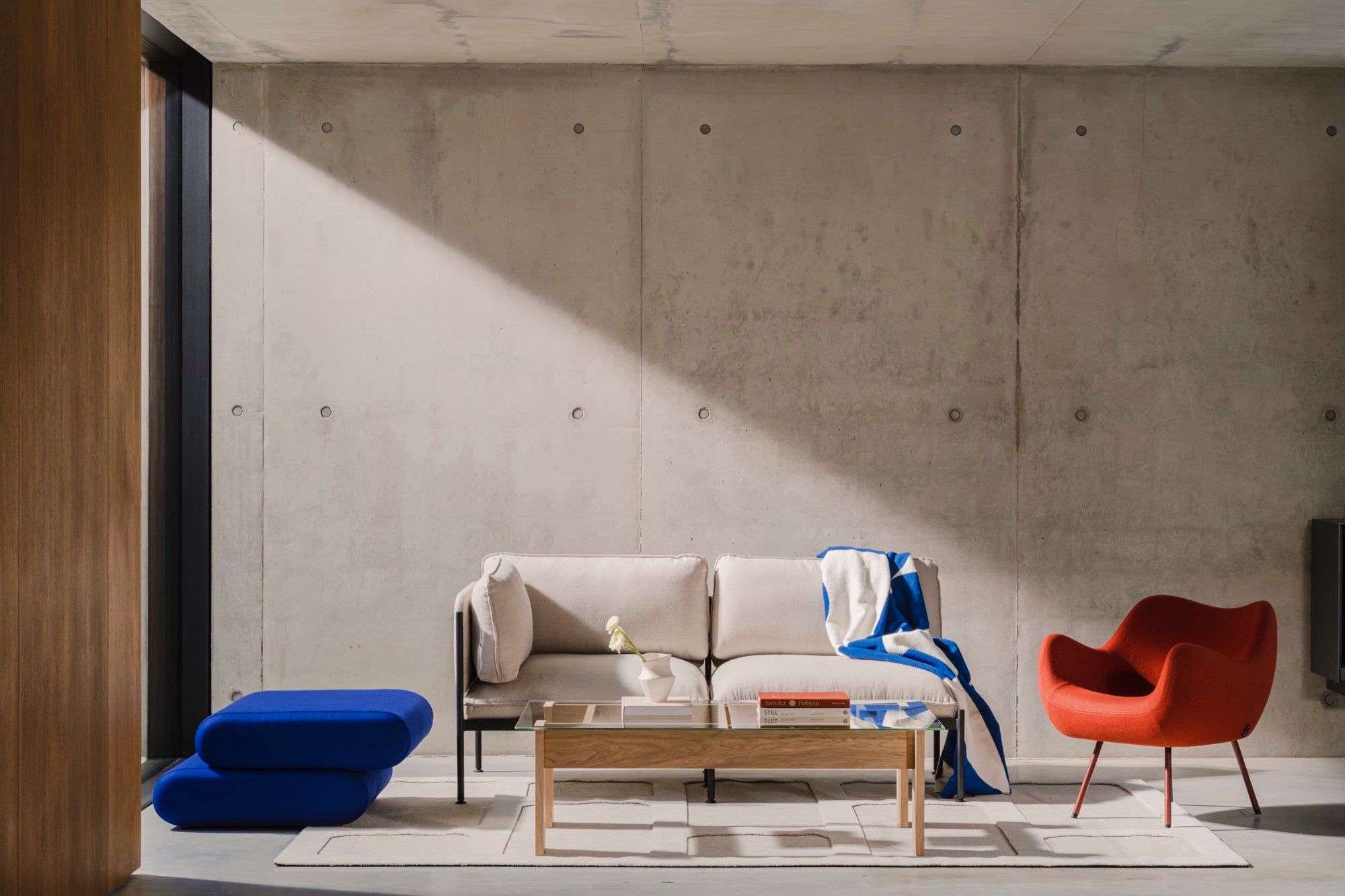 blau geschenk-ratgeber wohnzimmer poufs Sessel  beige couchtische Eiche rot Teppiche sofas Überwürfe 