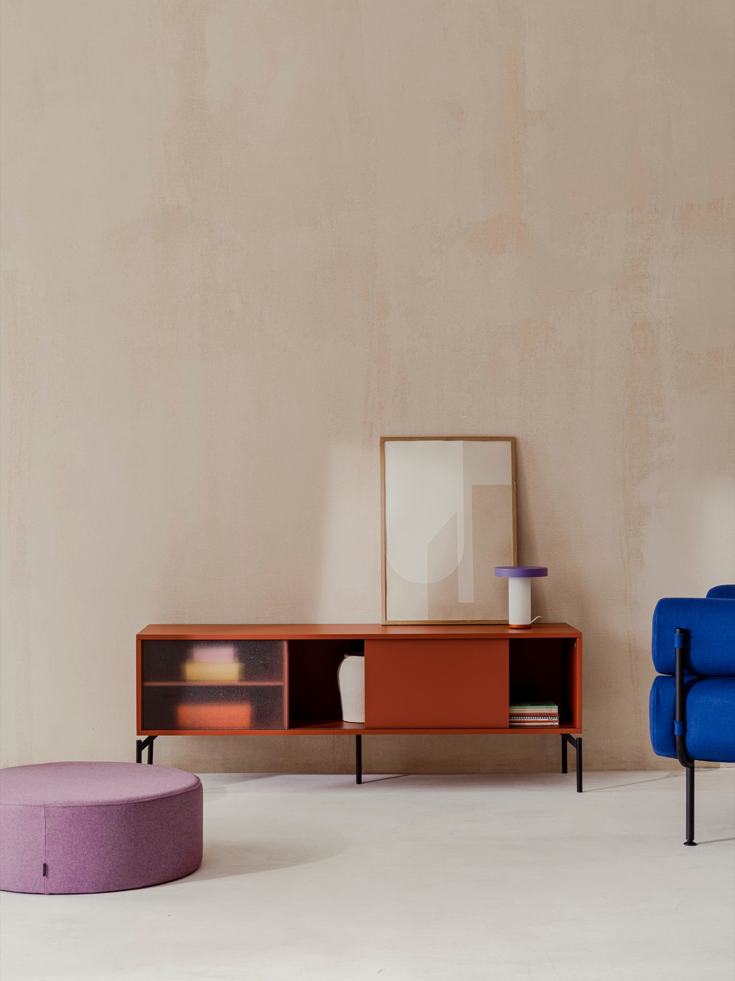wohnzimmer Terrakotta tv-ständer Sessel blau Kommoden lampen rosa poufs rot Sitze sideboards  violett 