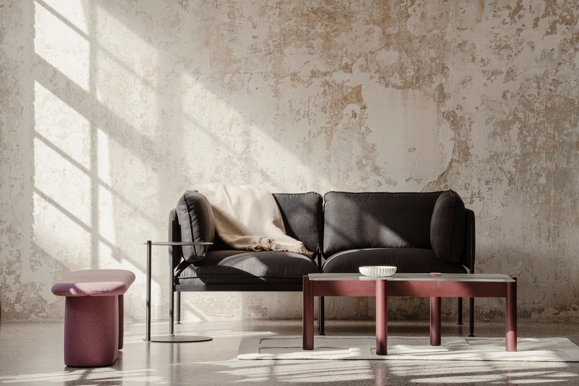 Bänke wohnzimmer violett beige schwarz burgund couchtische Teppiche beistelltische sofas 