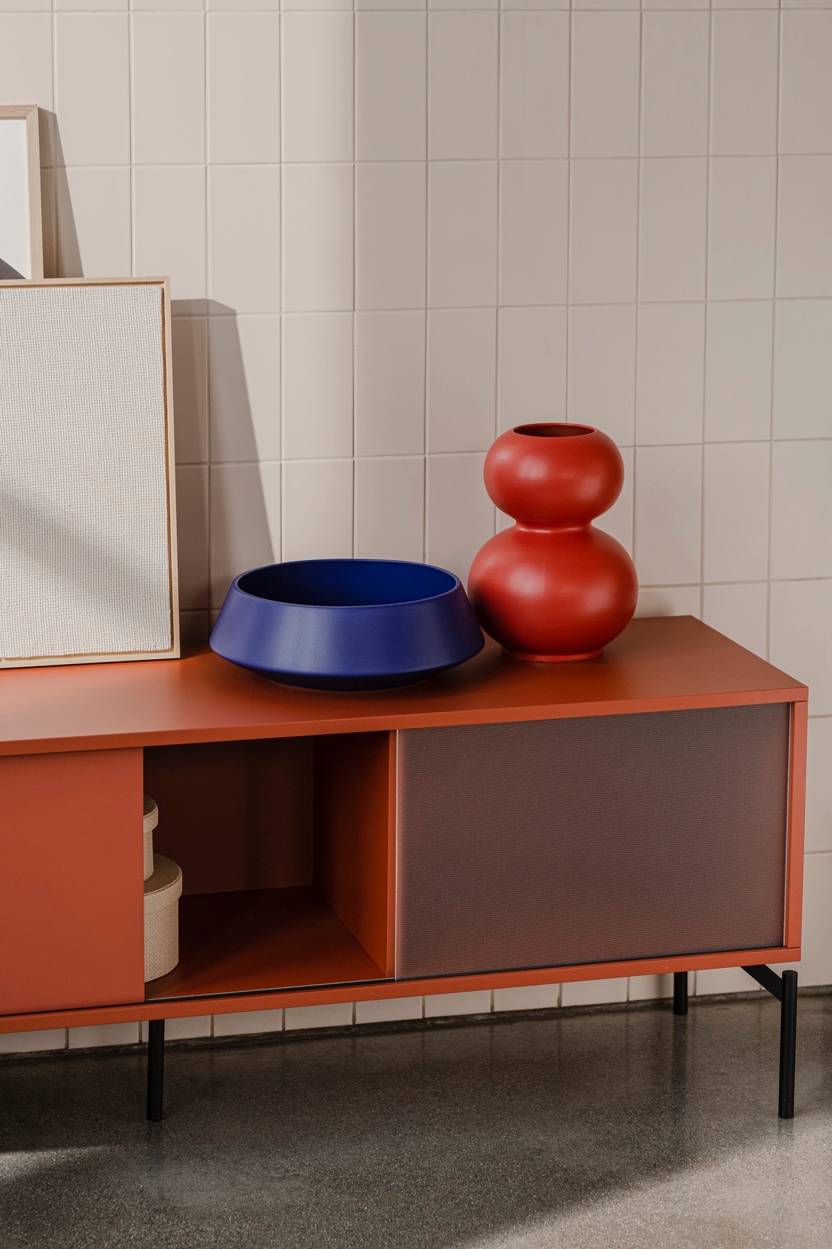 guide-cadeau salon intérieur terracotta meubles tv Chambre à coucher bols bleus vases rouges 