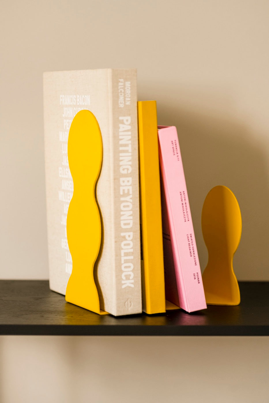 Podpórki do książek home-office indoor wiosna-pomysły żółty prezent-przewodnik salon-pokój dzienny 