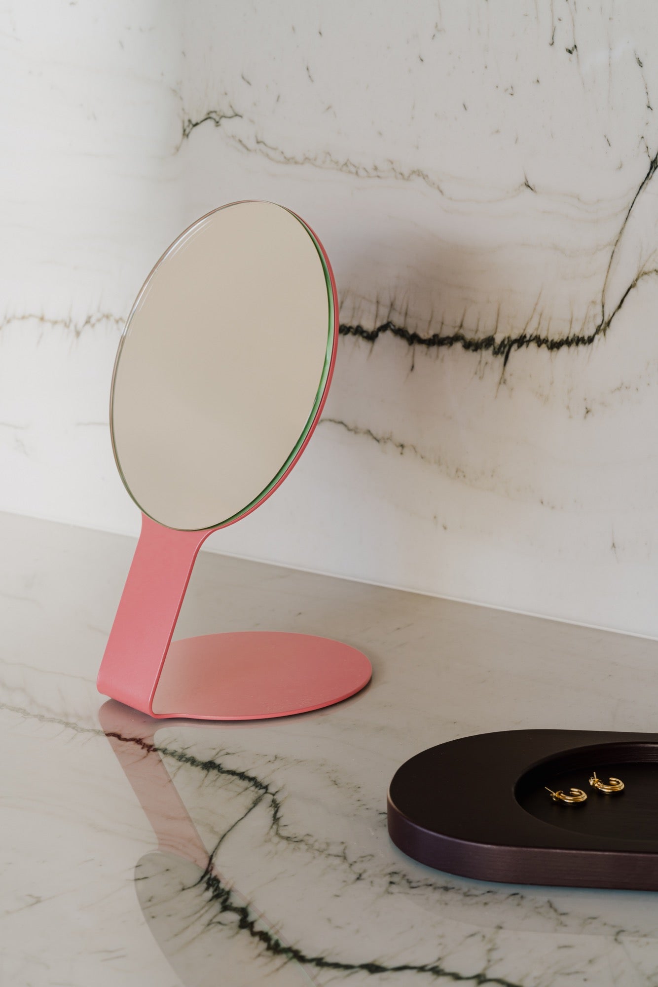 badezimmer-geschenk-guide Spiegel rosa schlafzimmer weinrot Tabletts 