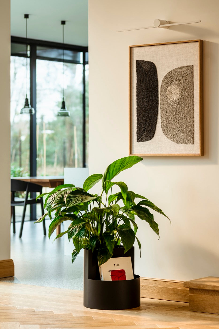 Schwarzer Flur Zimmerpflanzen-Töpfe Frühling-Ideen Wohnzimmer 