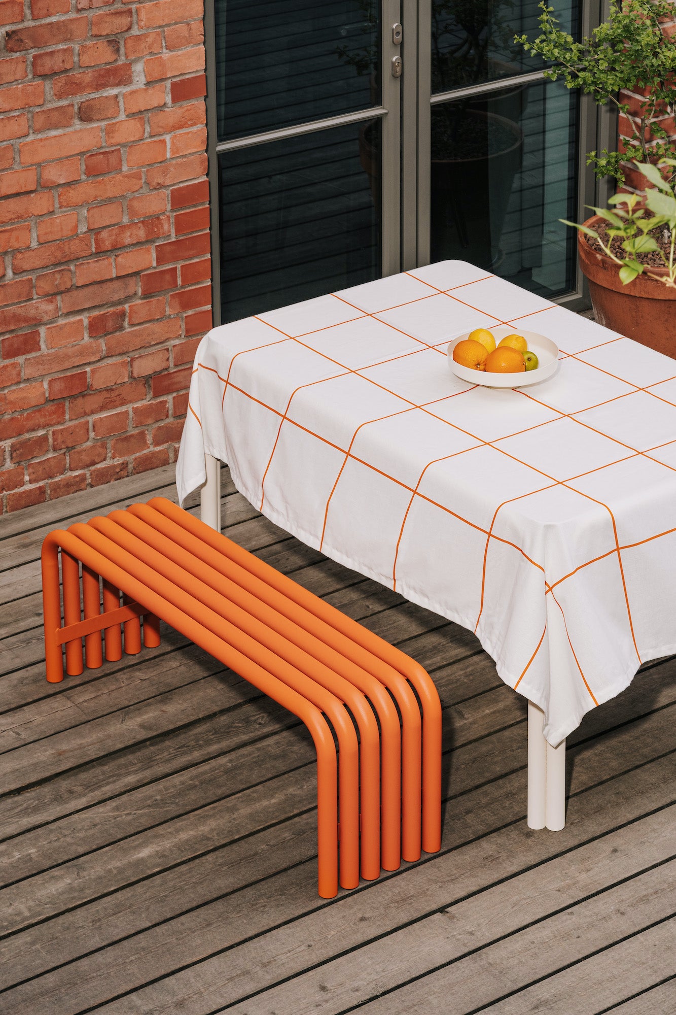 balkon-garten beige Außenbereich frühlings-ideen tische Bänke neuankömmlinge orange Hocker sommer-interieur 