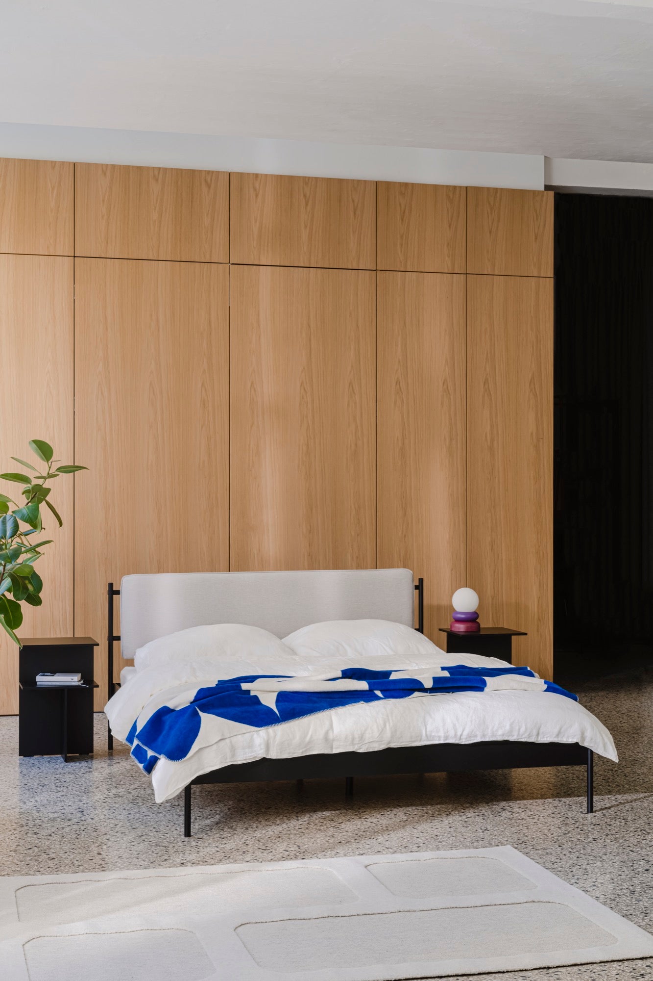 schlafzimmer Betten beige indoor schwarz blau lampen Nachttische Teppiche  Überwürfe  violett 