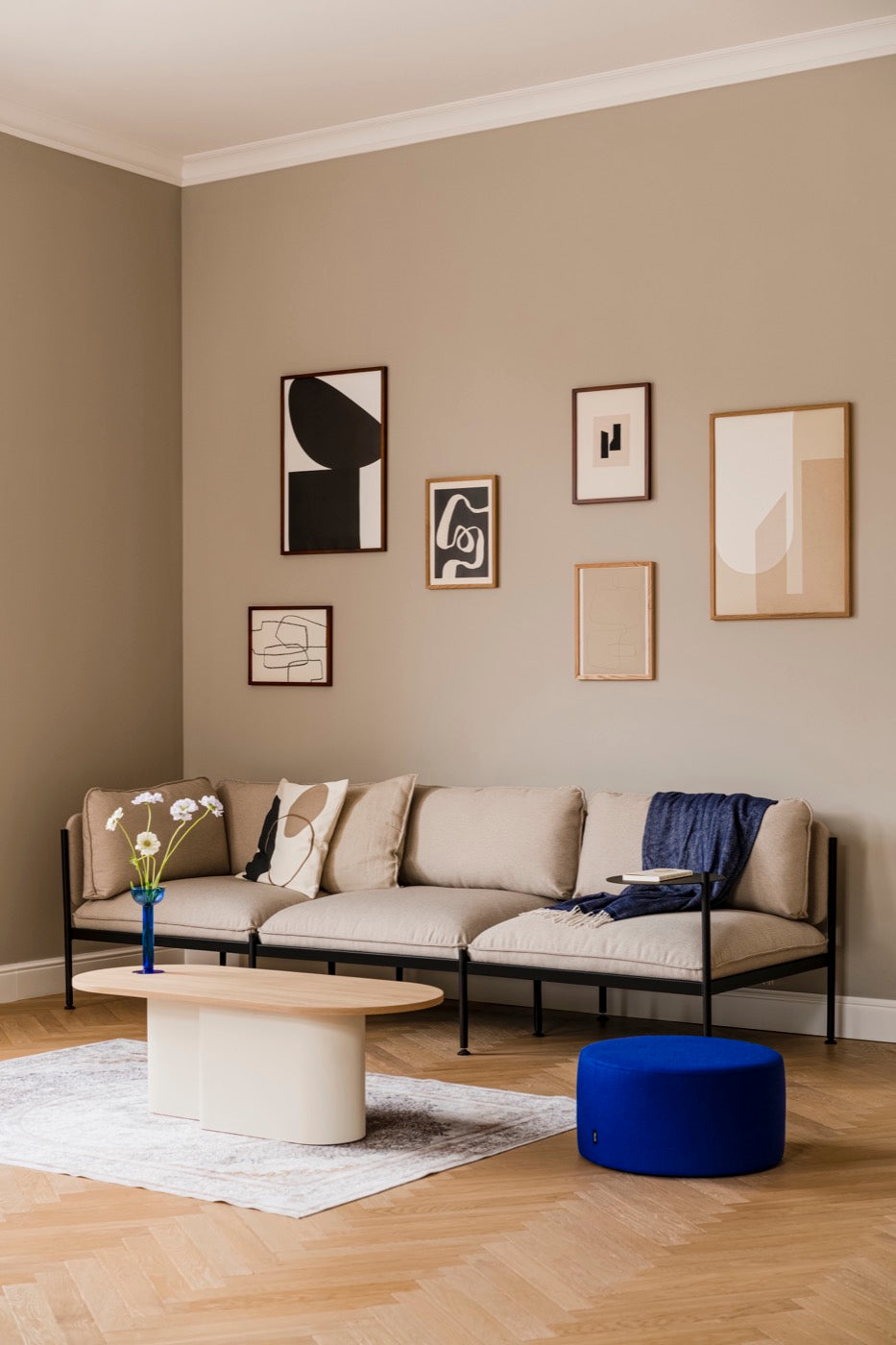 Wohnzimmer Eiche poufs  beige blau Couchtische hellgrau sofas 